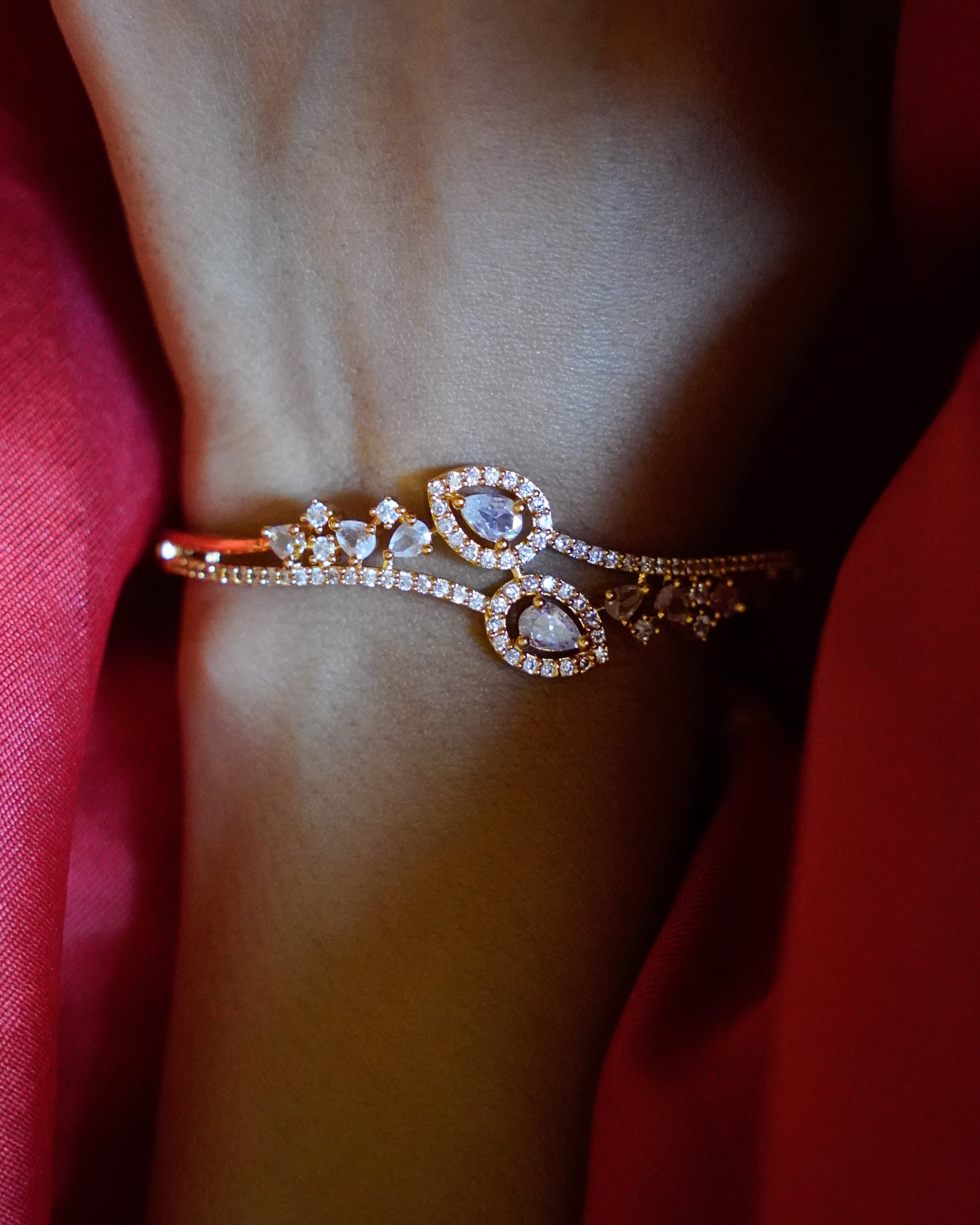 ORO- Ad Studded Leaf Style Bracelet