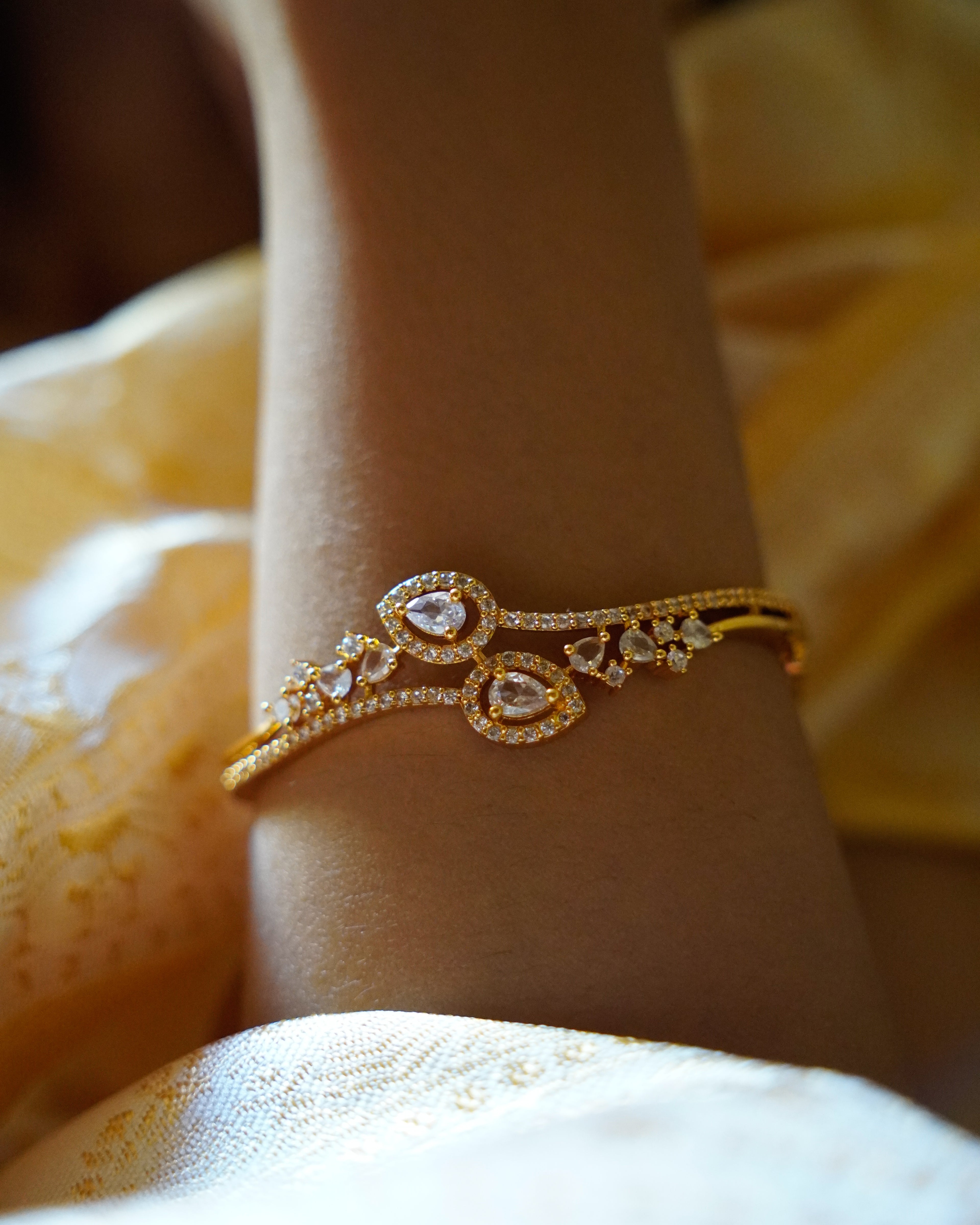 ORO- Ad Studded Leaf Style Bracelet