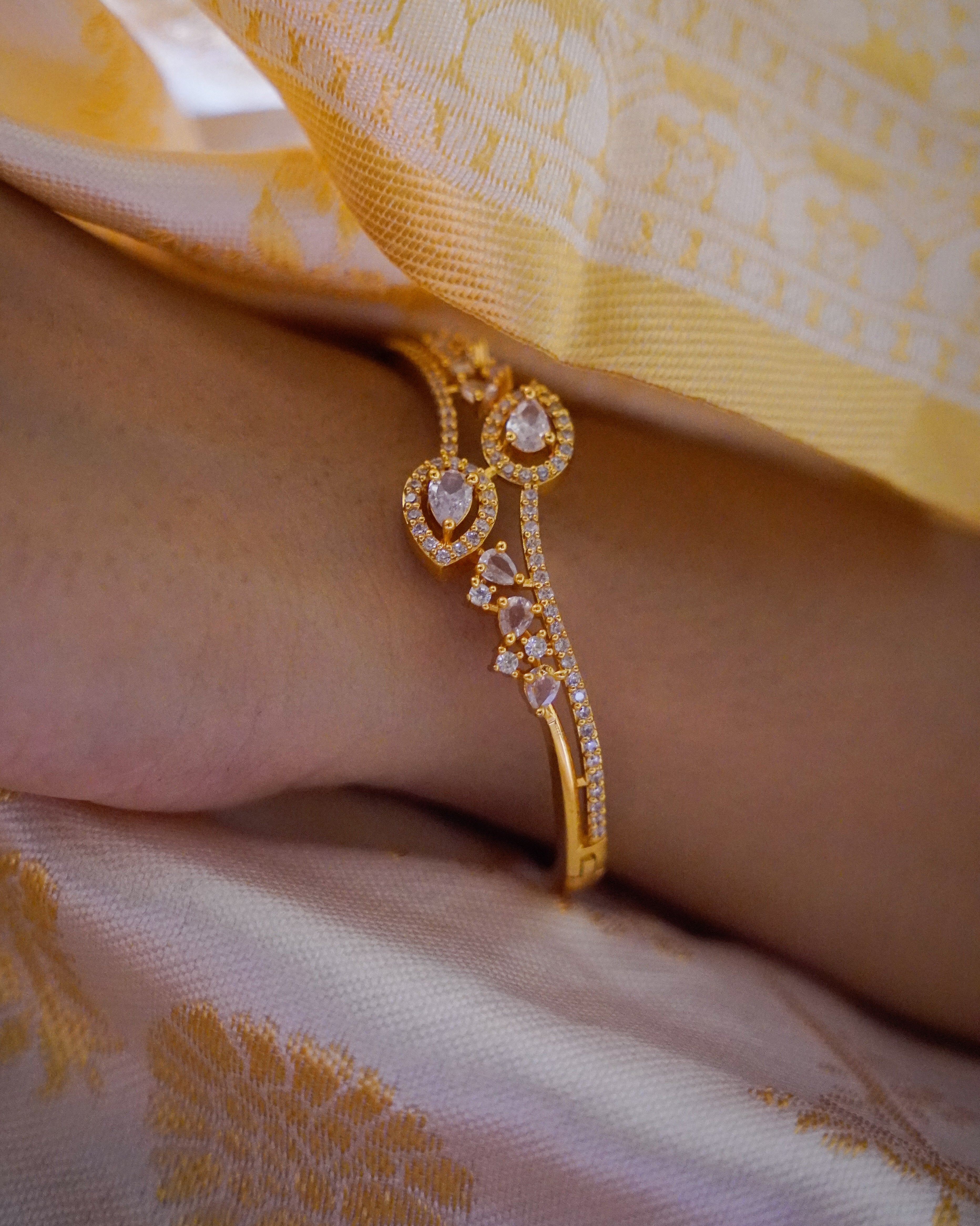 ORO- Ad Studded Leaf Style Bracelet