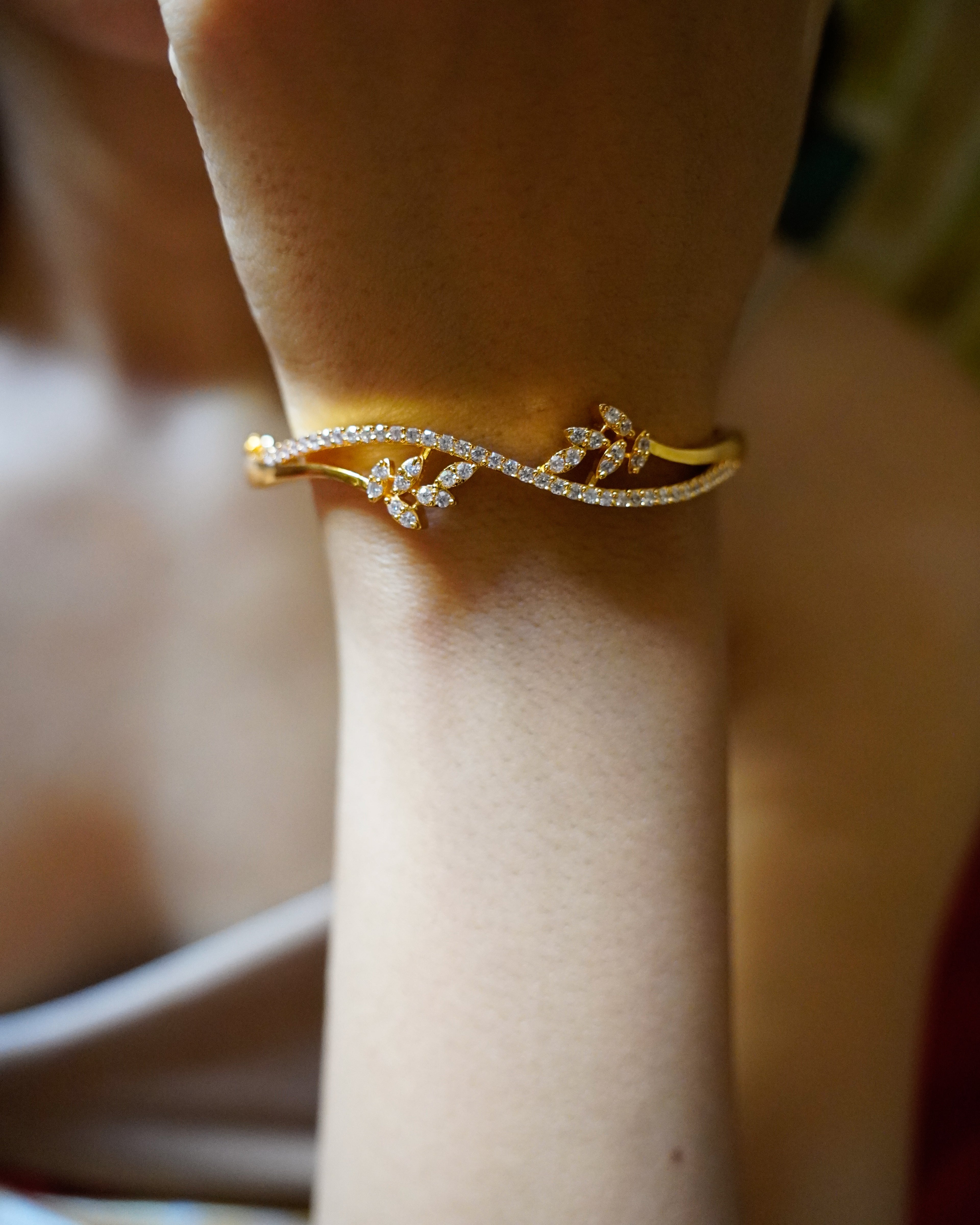 ORO-Sparkling Elegance Cz Studded Flower Bracelet