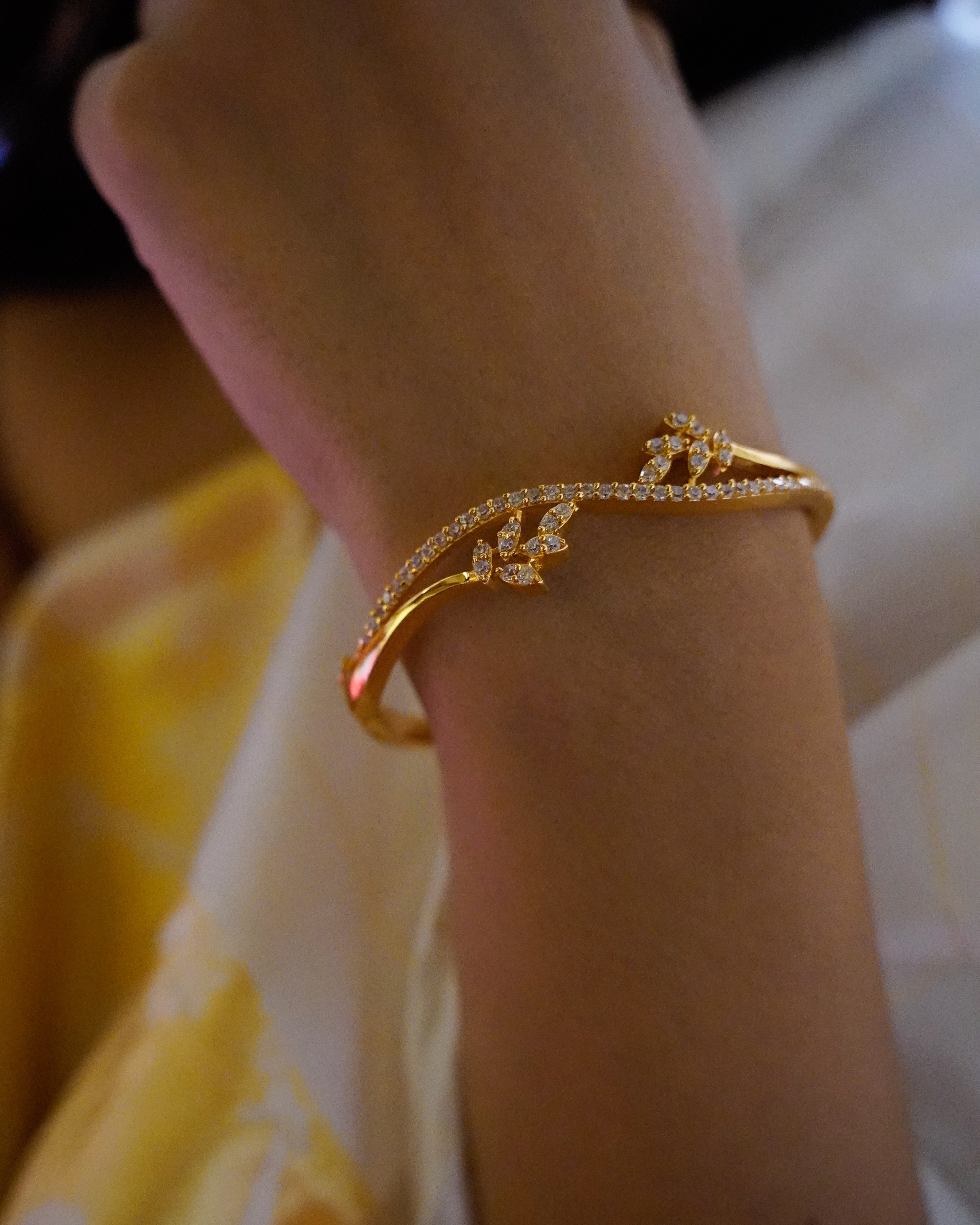 ORO-Sparkling Elegance Cz Studded Flower Bracelet