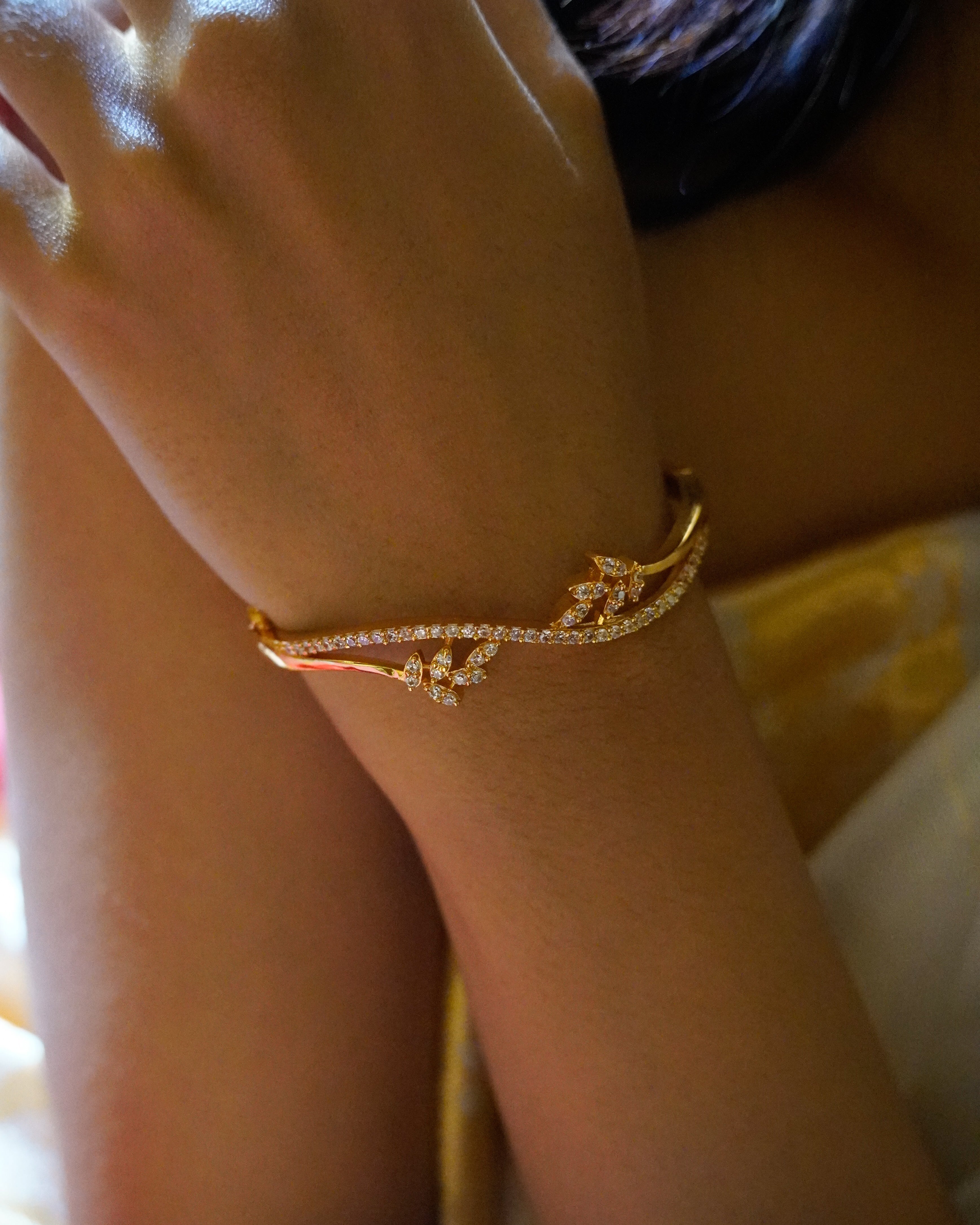 ORO-Sparkling Elegance Cz Studded Flower Bracelet