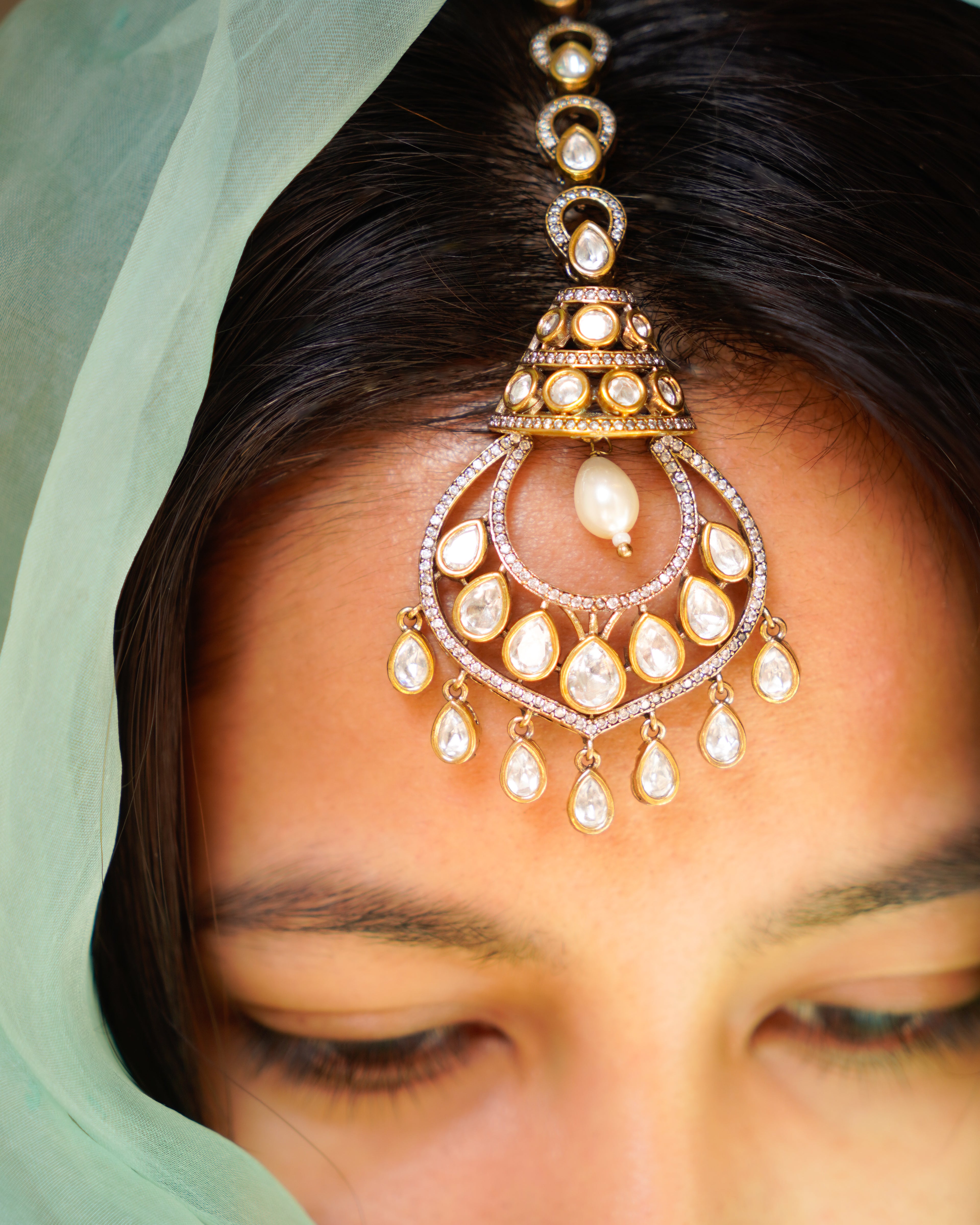ROOP- Radiant Regal Maang Tikka