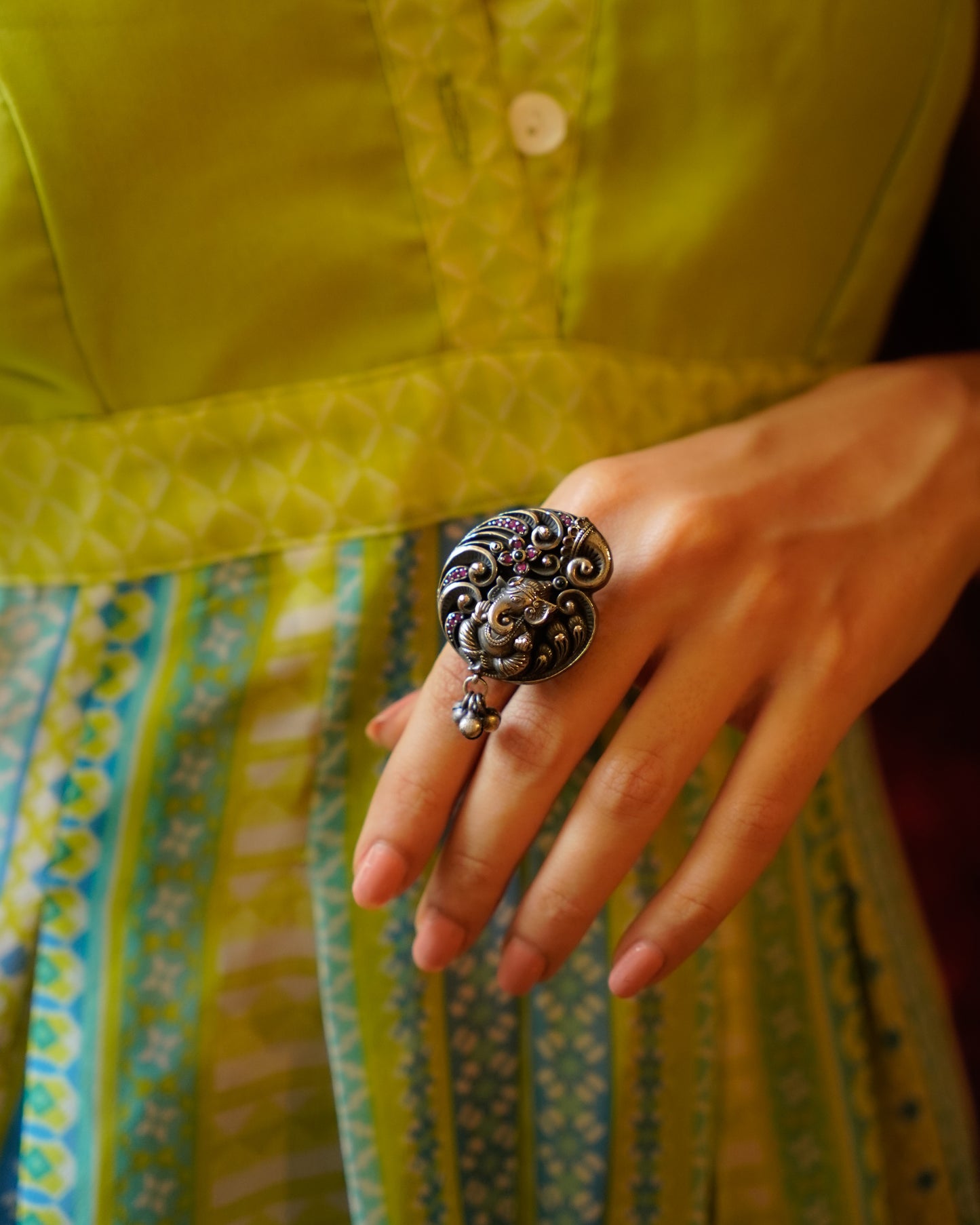 Anassa-Ganesh Gleaming Radiant Ring