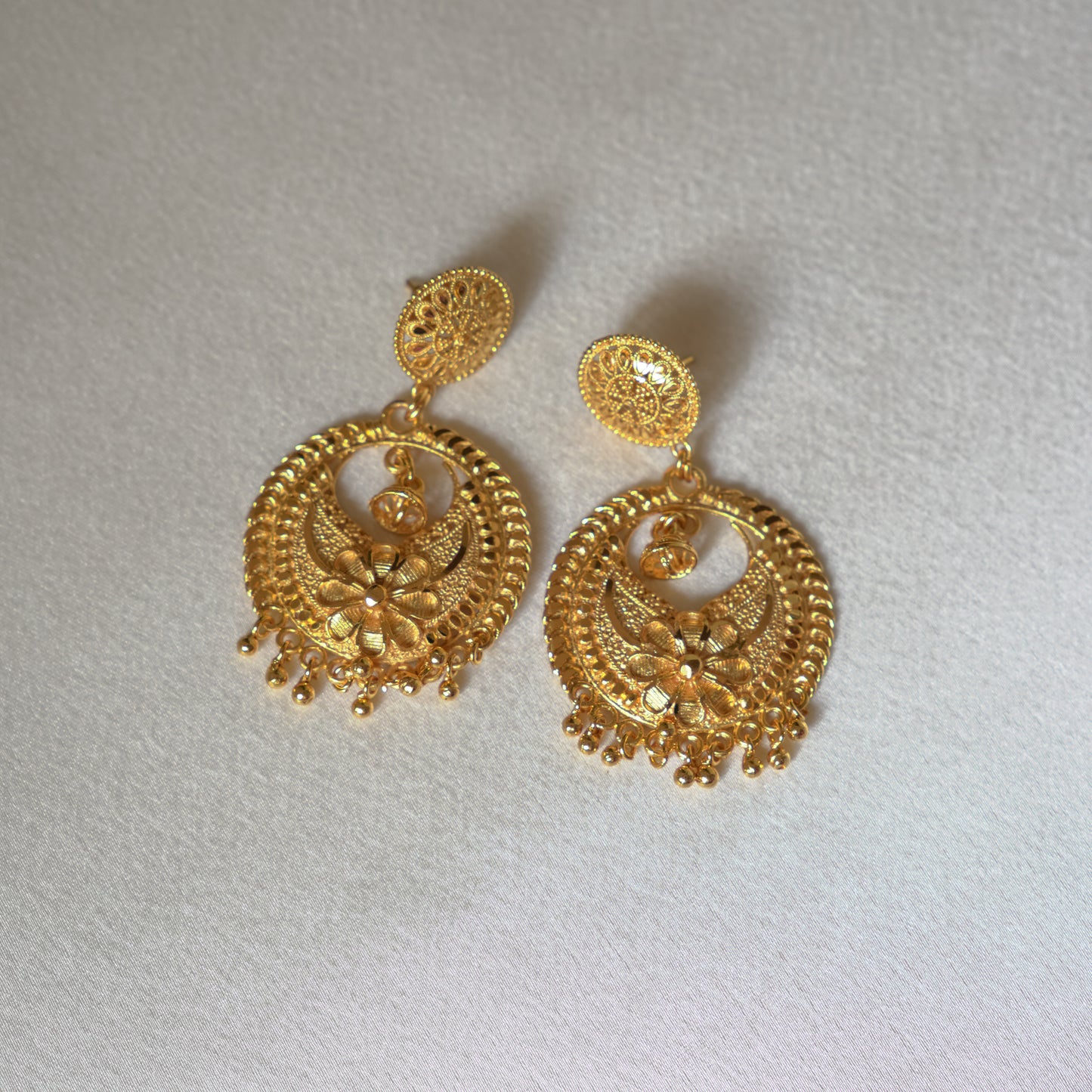 ORO-Gleaming Gold Chandbali Earrings
