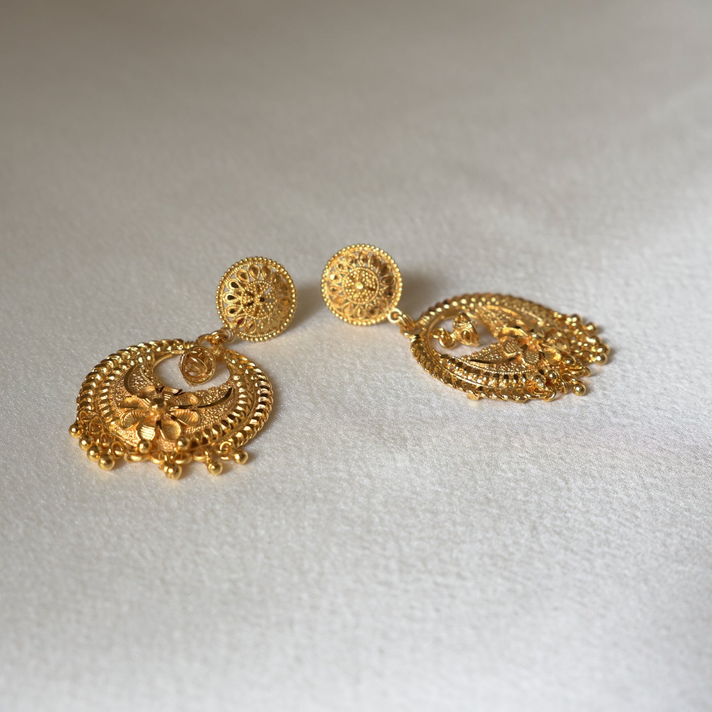 ORO-Gleaming Gold Chandbali Earrings