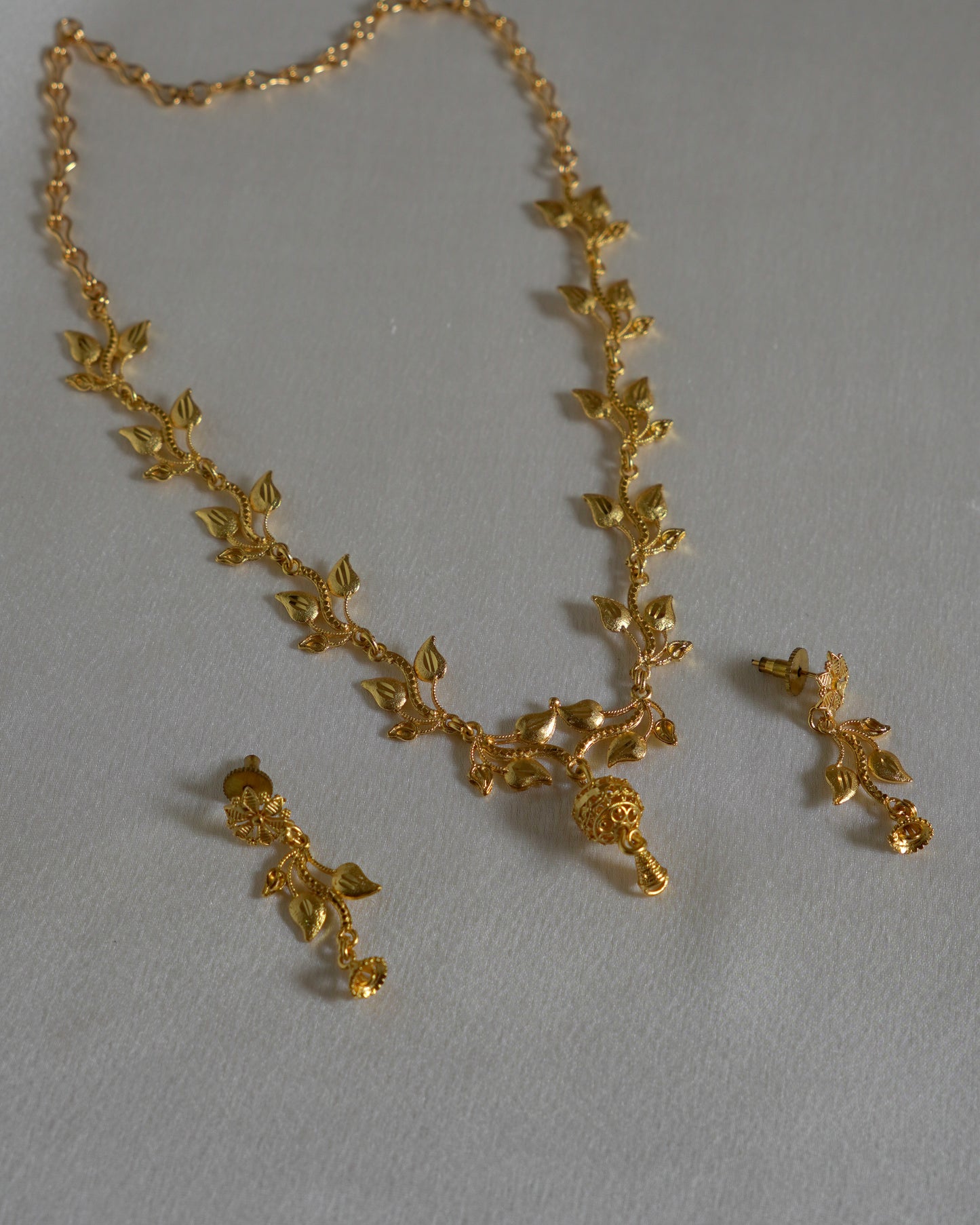 ORO-Royal Leaf Pattern Gold Necklace Set