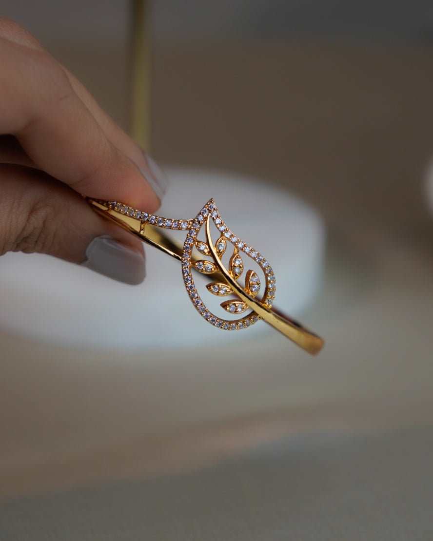 ORO- Stylish Leaf Diamond Bangle