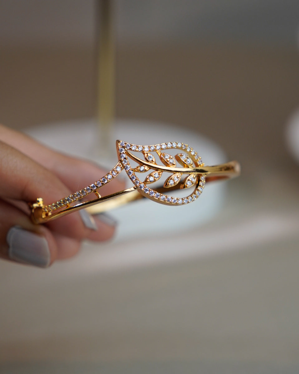 ORO- Stylish Leaf Diamond Bangle