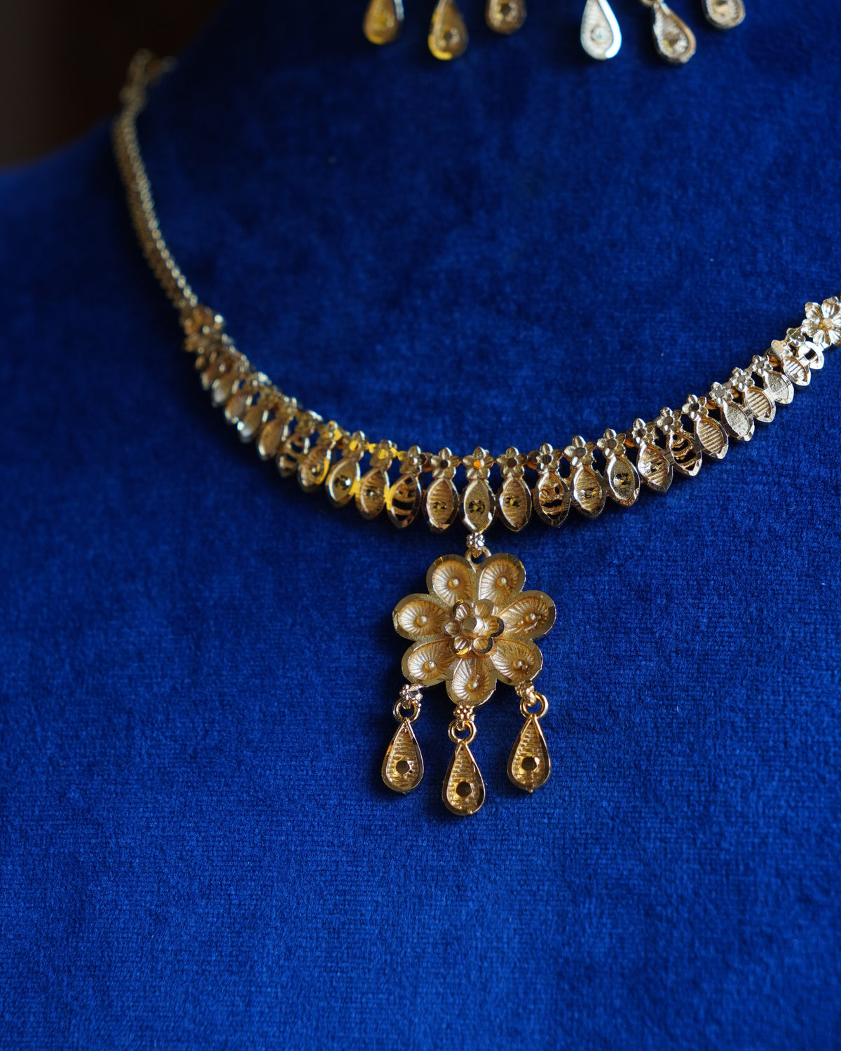 ORO- Gold Plated Flower Pendant Necklace & Earring Set