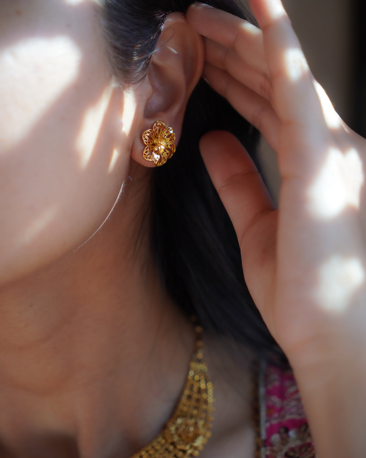 ORO- Gold Flower Necklace with Earrings