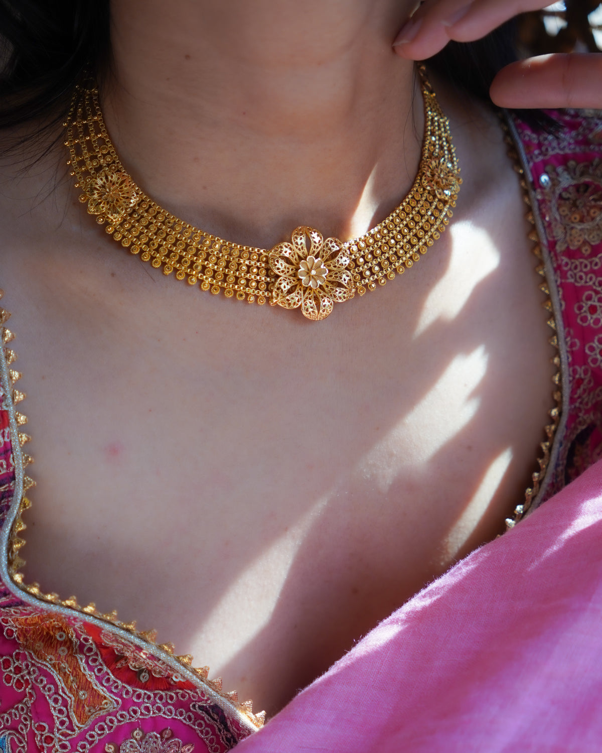 ORO- Gold Flower Necklace with Earrings