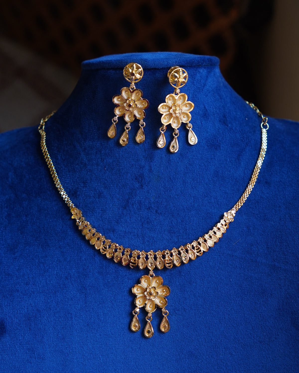 ORO- Gold Plated Flower Pendant Necklace & Earring Set