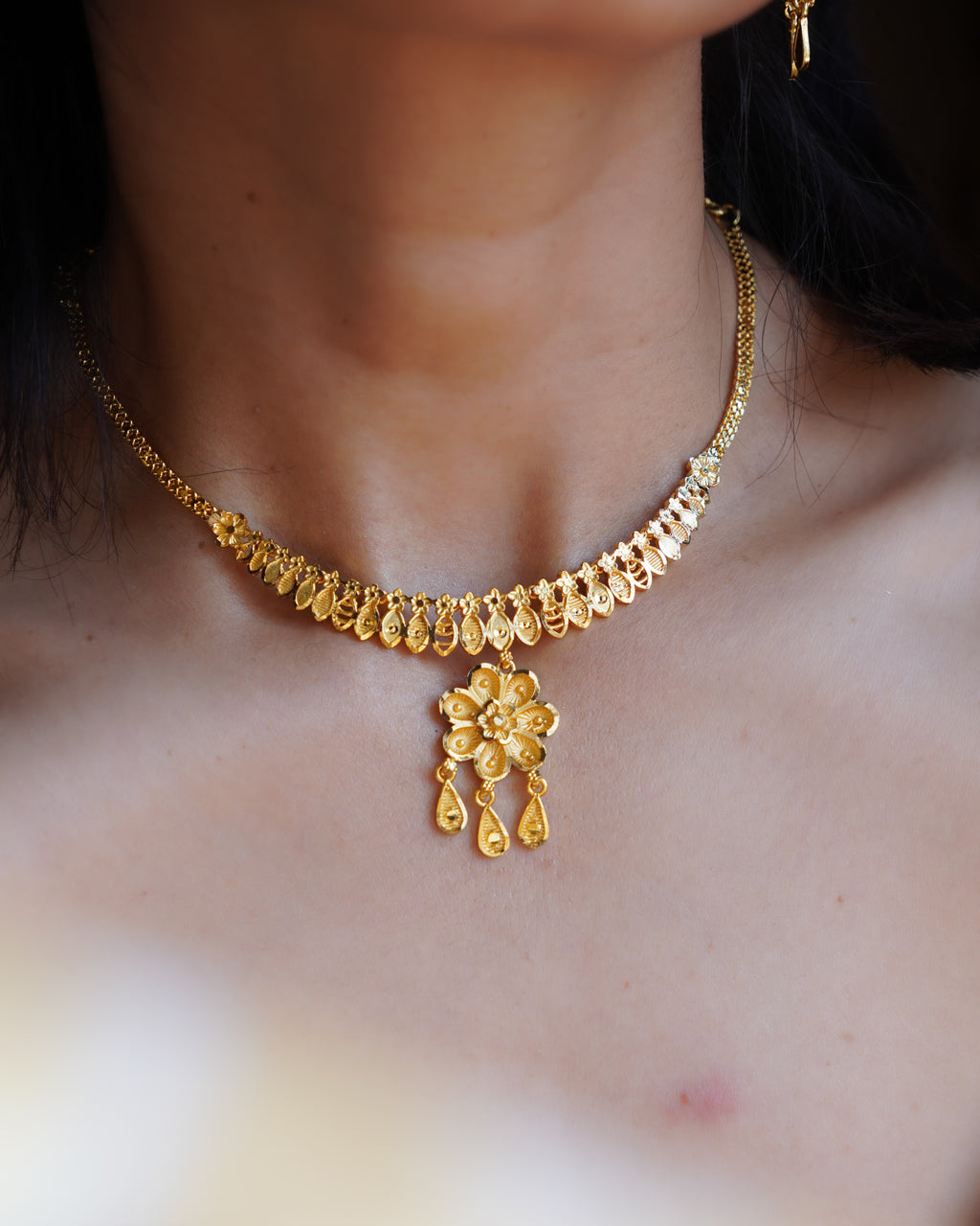ORO- Gold Plated Flower Pendant Necklace & Earring Set