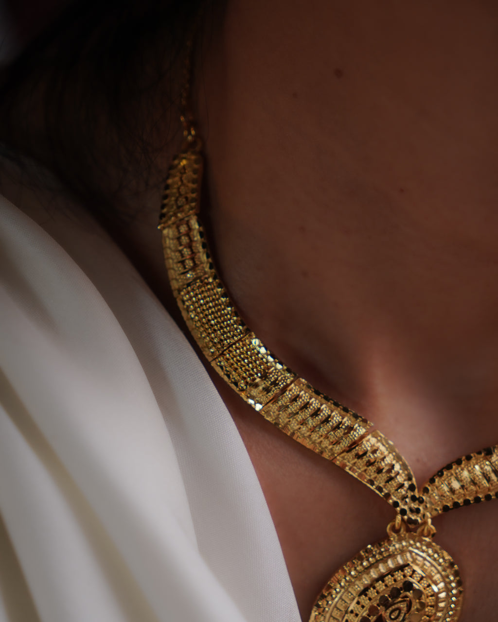 ORO- Traditional Paisley Necklace Set with Earrings