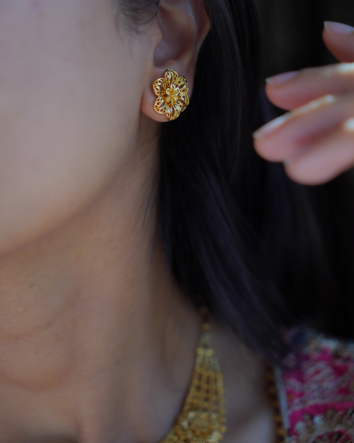 ORO- Gold Flower Necklace with Earrings