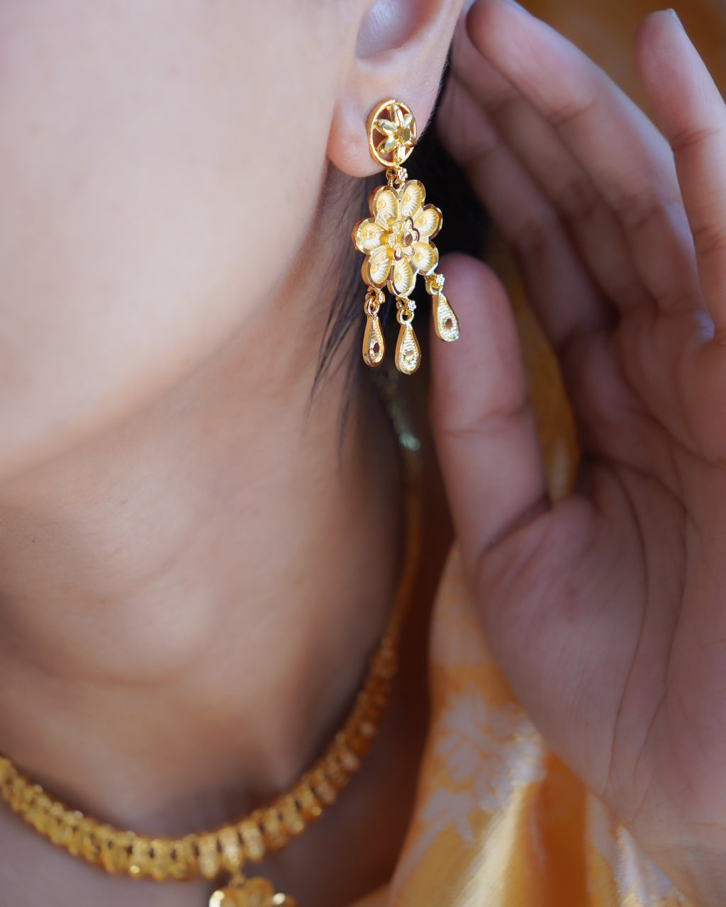 ORO- Gold Plated Flower Pendant Necklace & Earring Set
