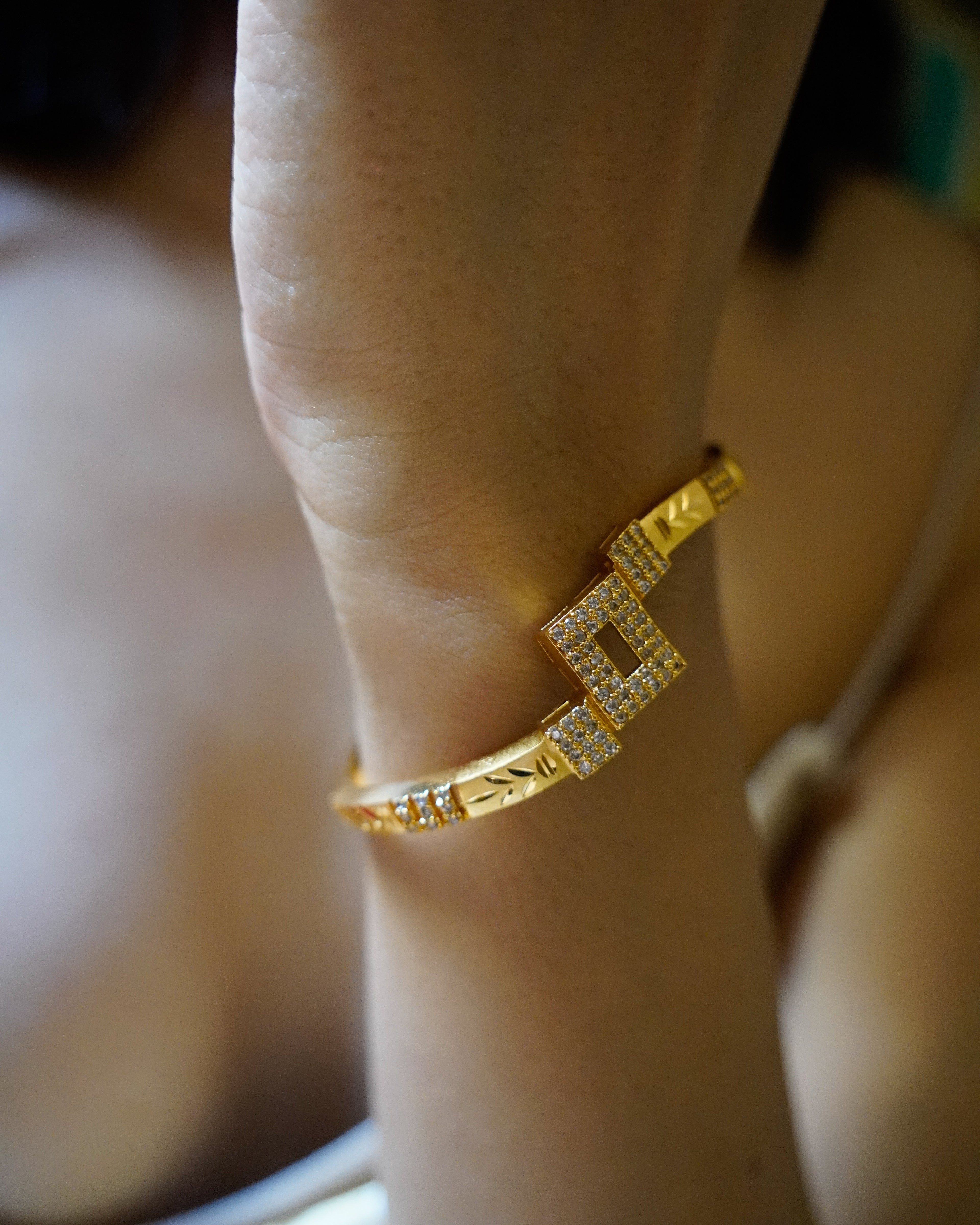ORO- Exquisite Gold Bangle