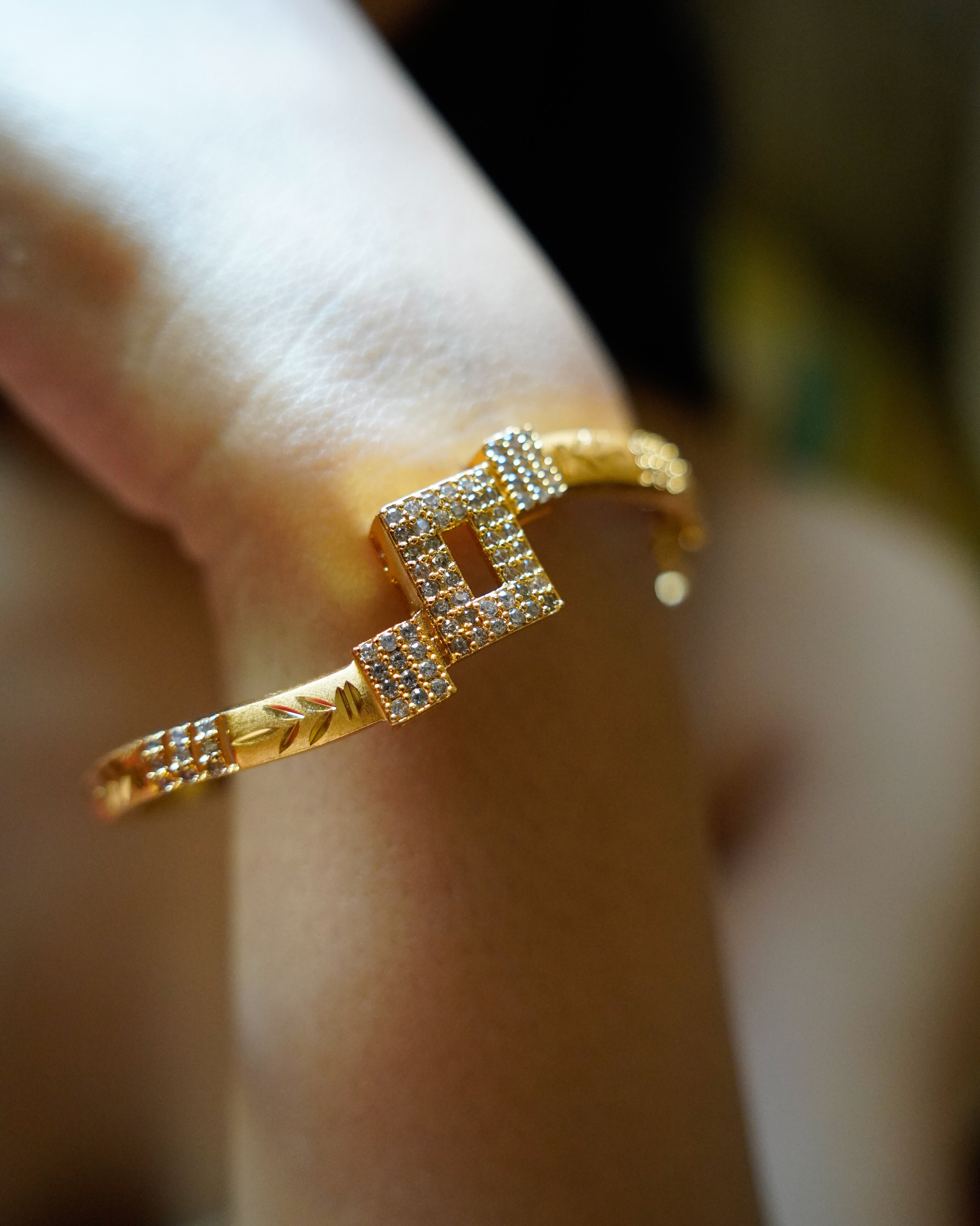 ORO- Exquisite Gold Bangle