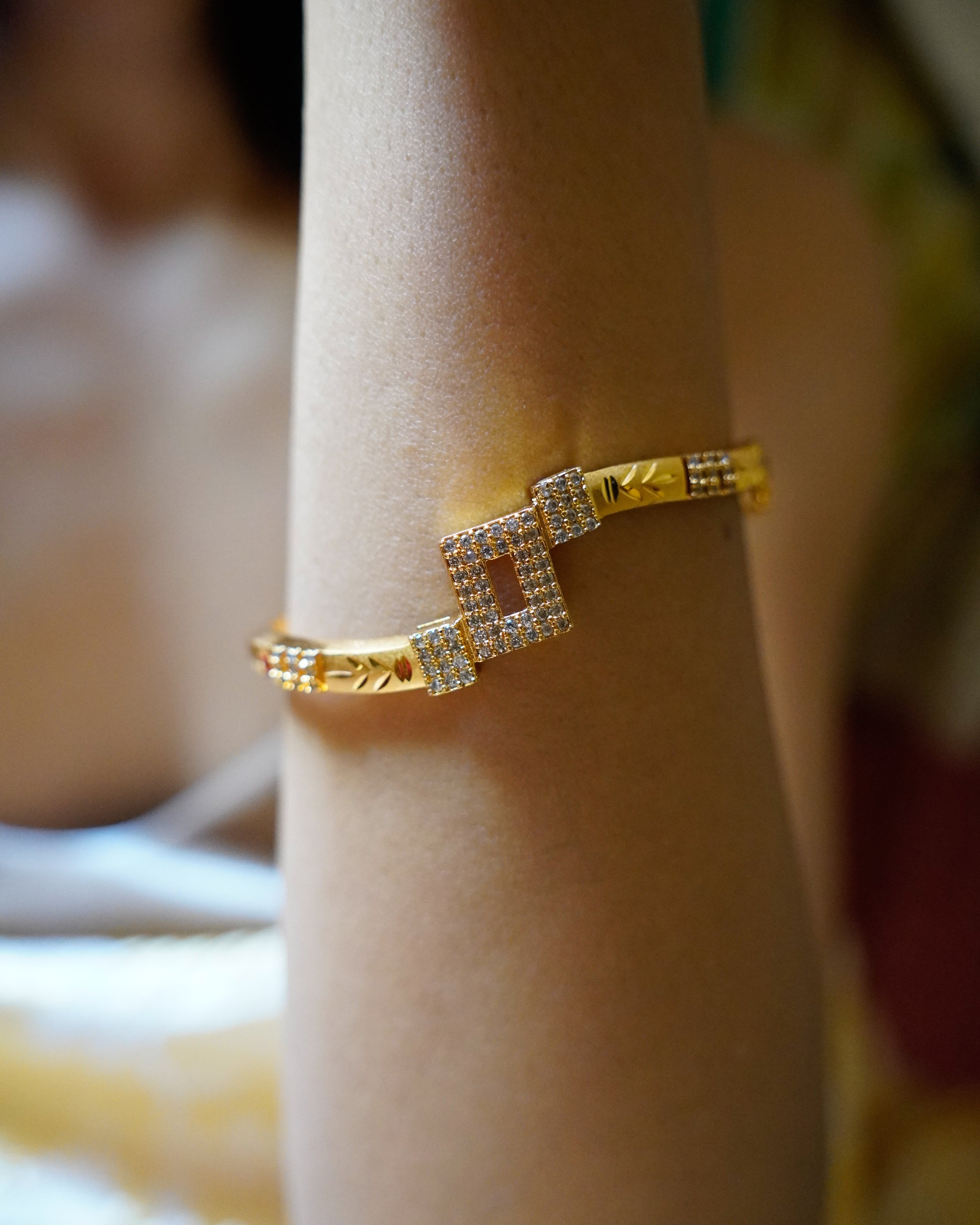 ORO- Exquisite Gold Bangle