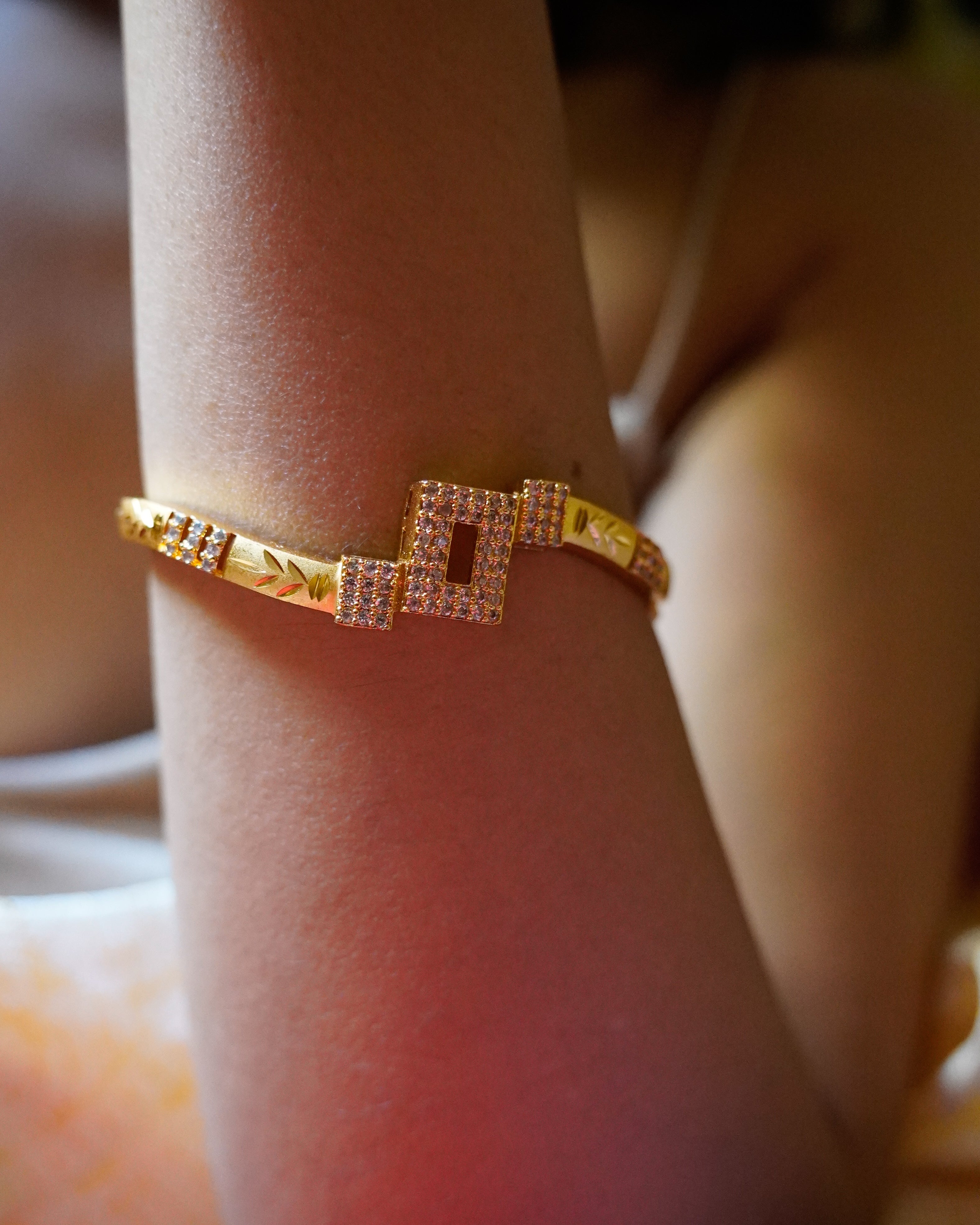 ORO- Exquisite Gold Bangle