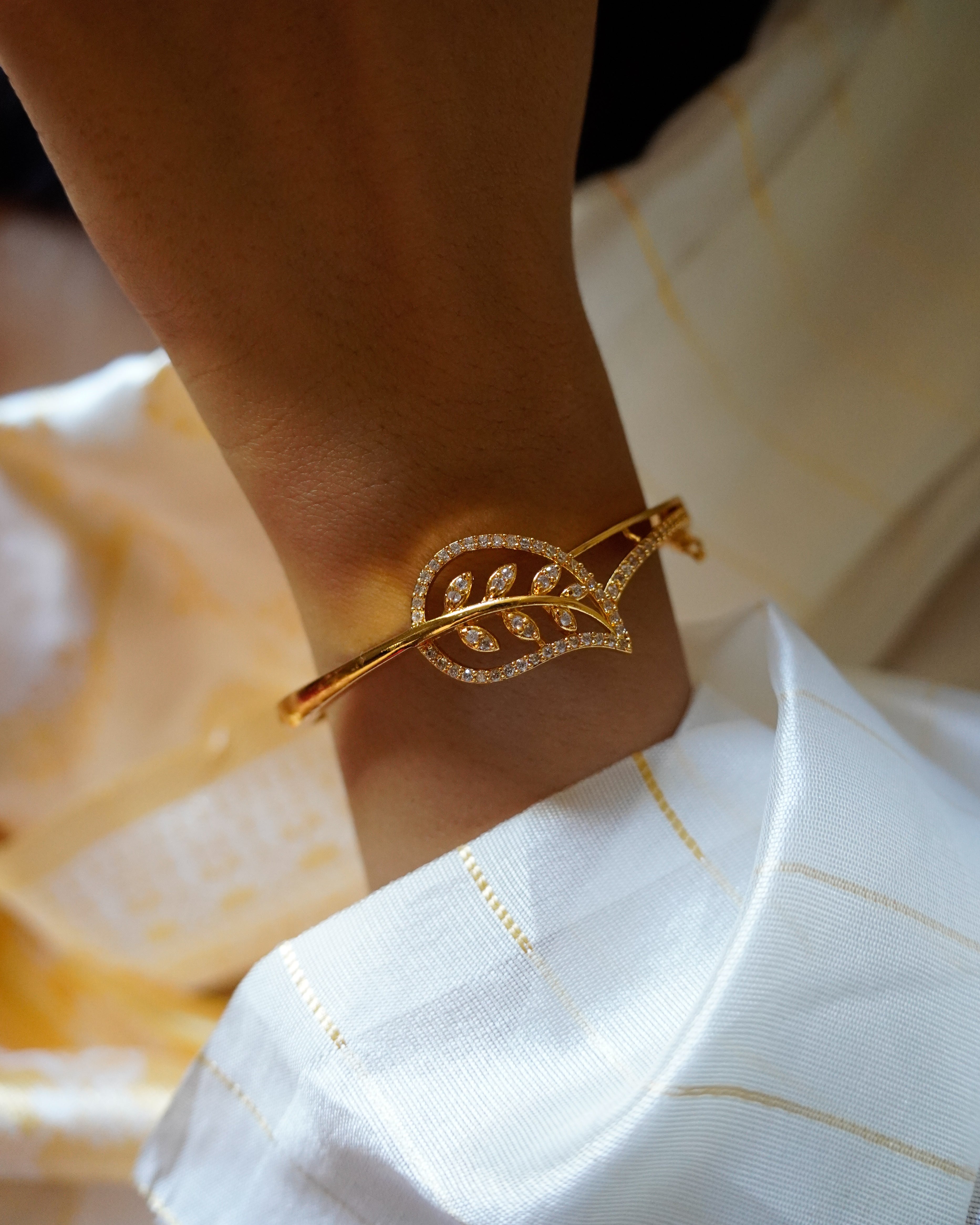 ORO- Stylish Leaf Diamond Bangle