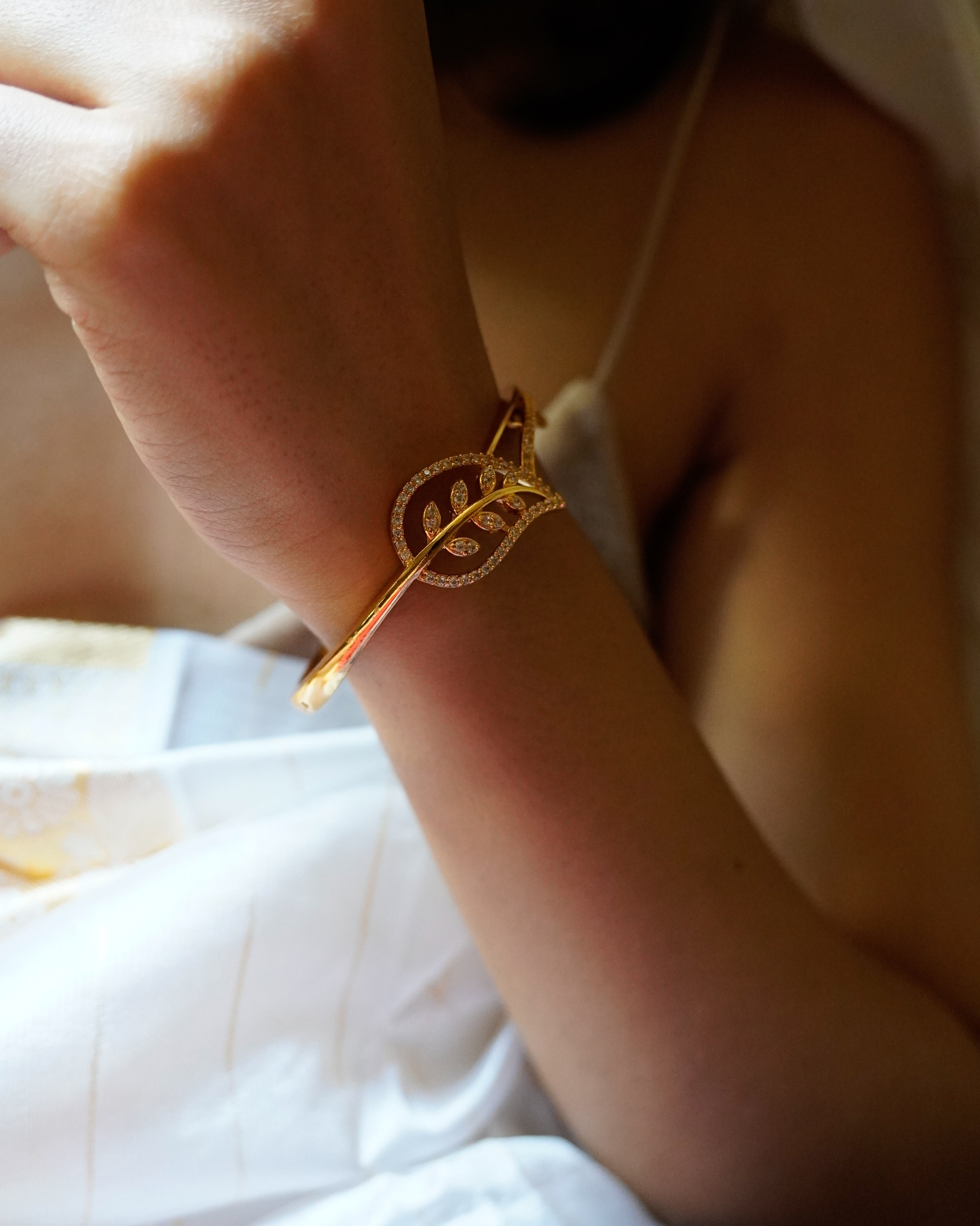 ORO- Stylish Leaf Diamond Bangle