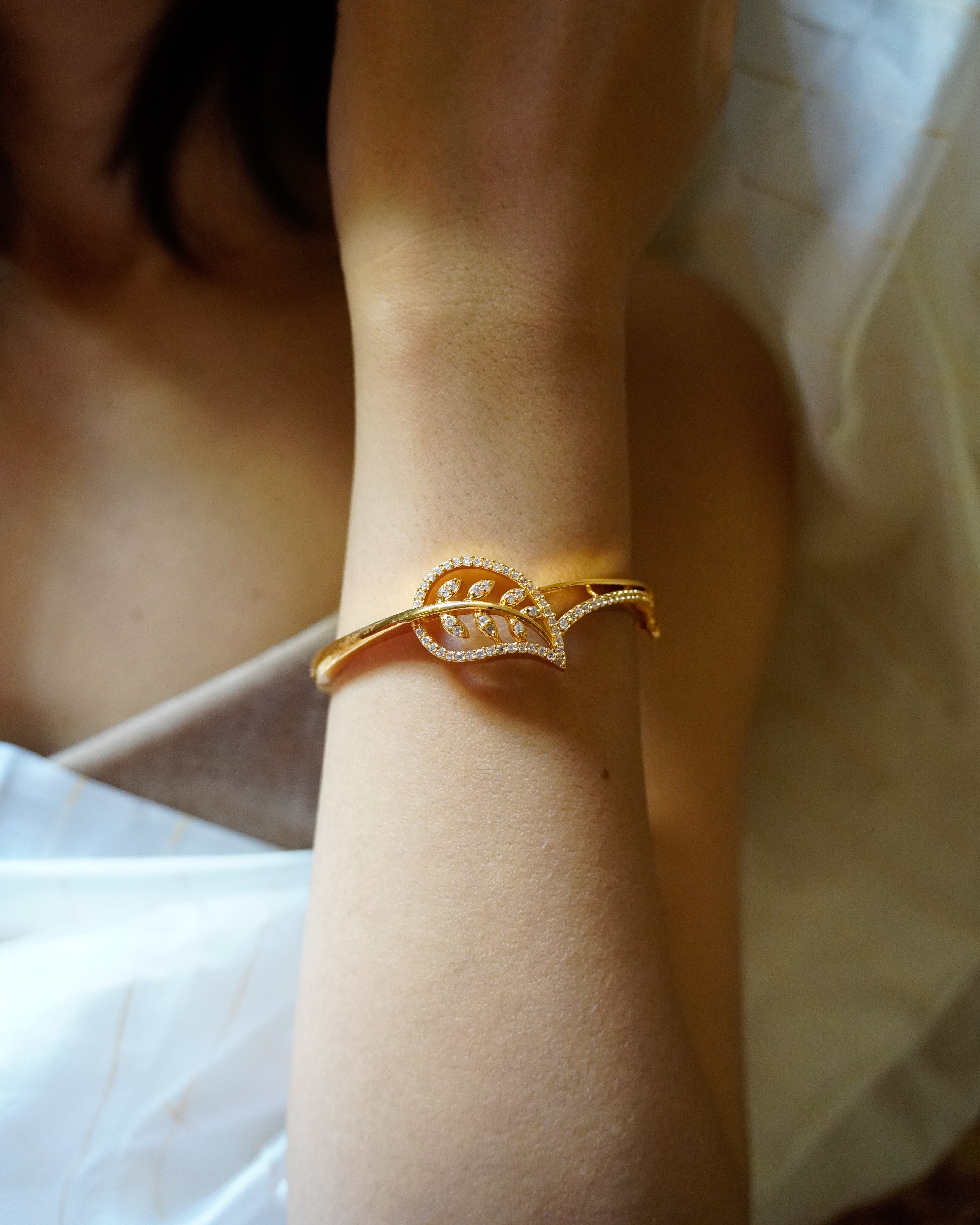 ORO- Stylish Leaf Diamond Bangle