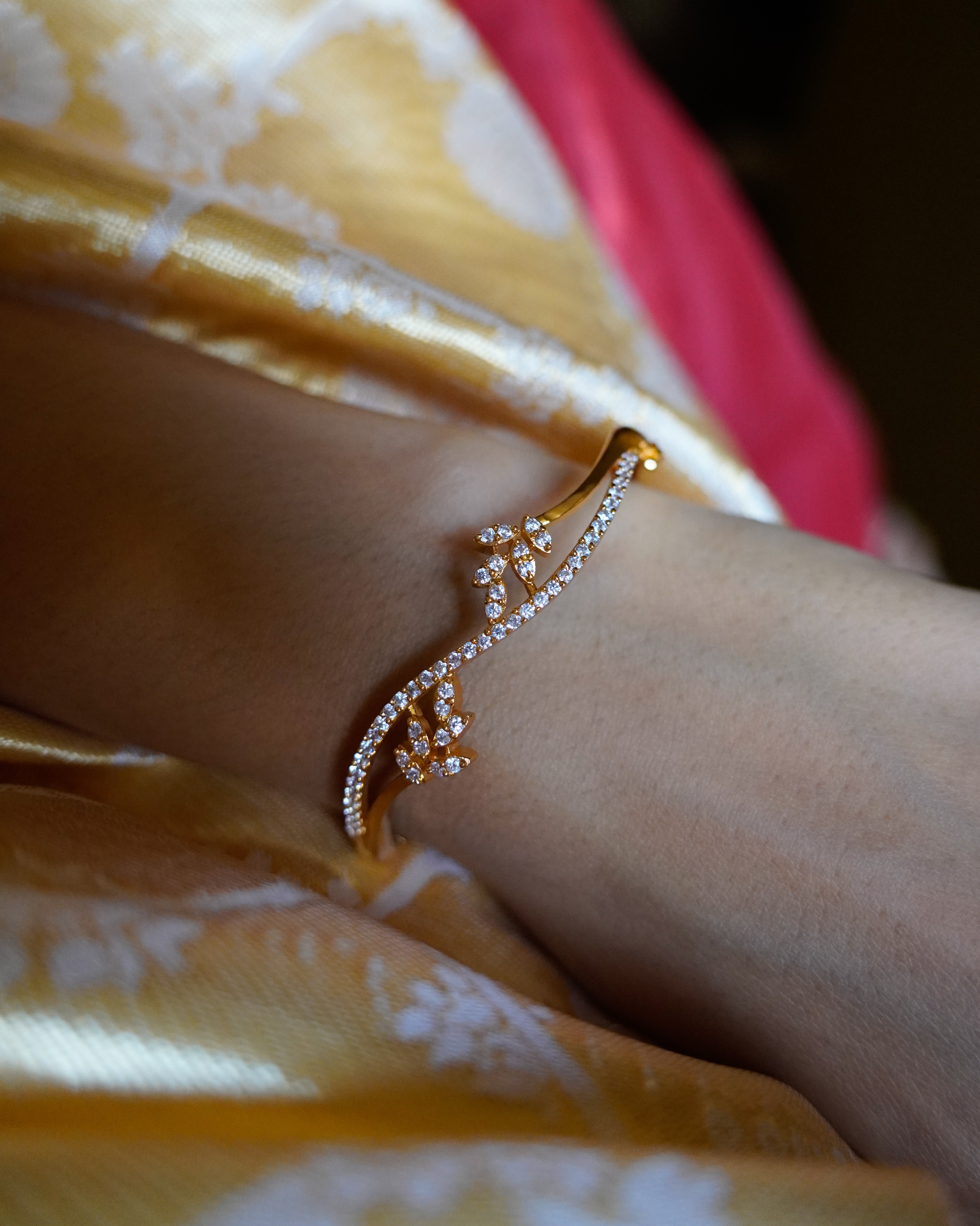ORO-Sparkling Elegance Cz Studded Flower Bracelet