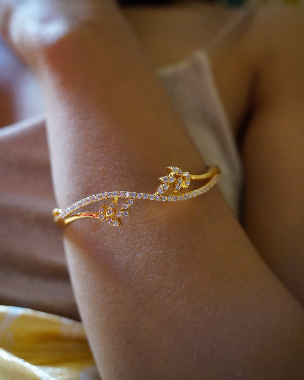 ORO-Sparkling Elegance Cz Studded Flower Bracelet
