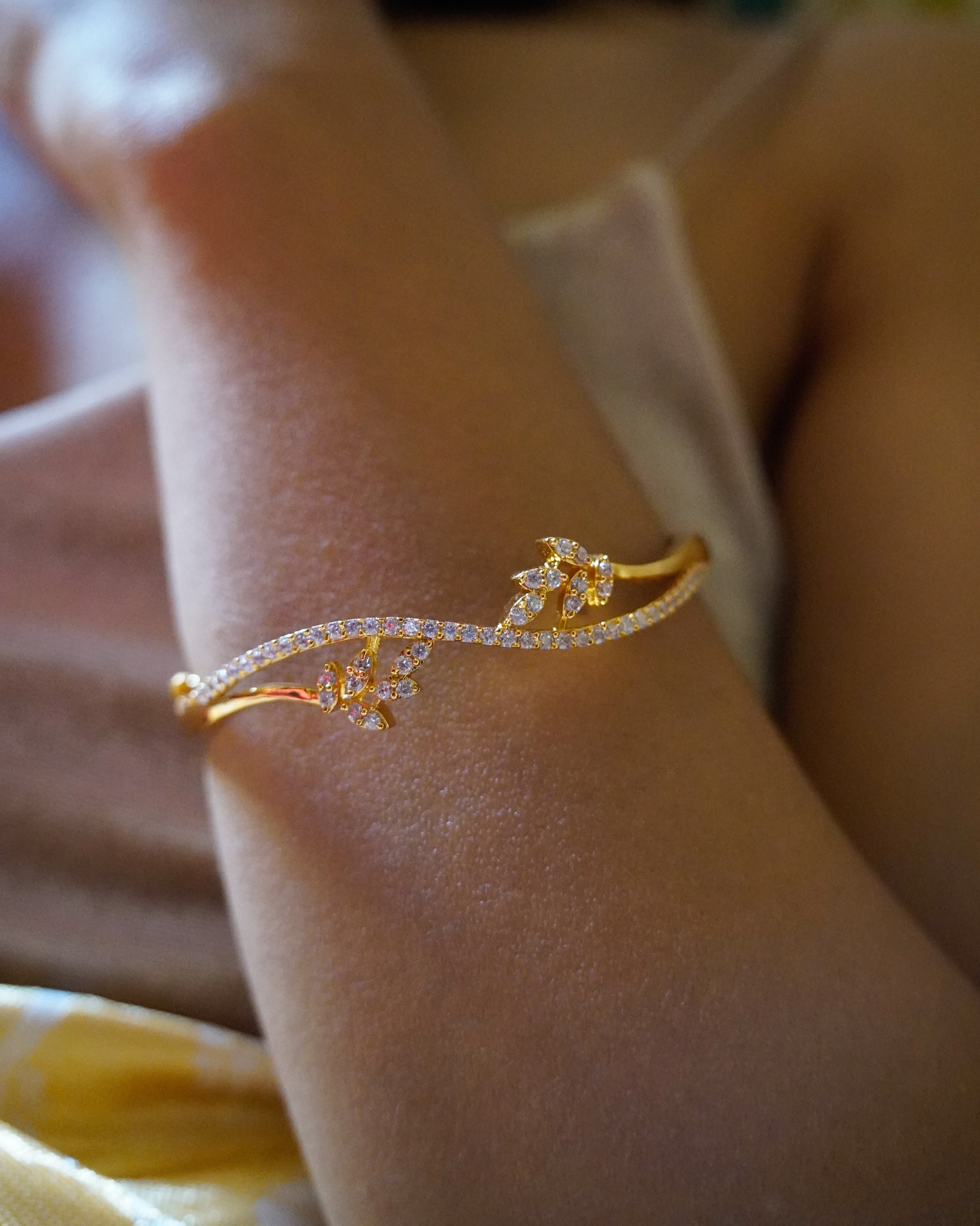 ORO-Sparkling Elegance Cz Studded Flower Bracelet