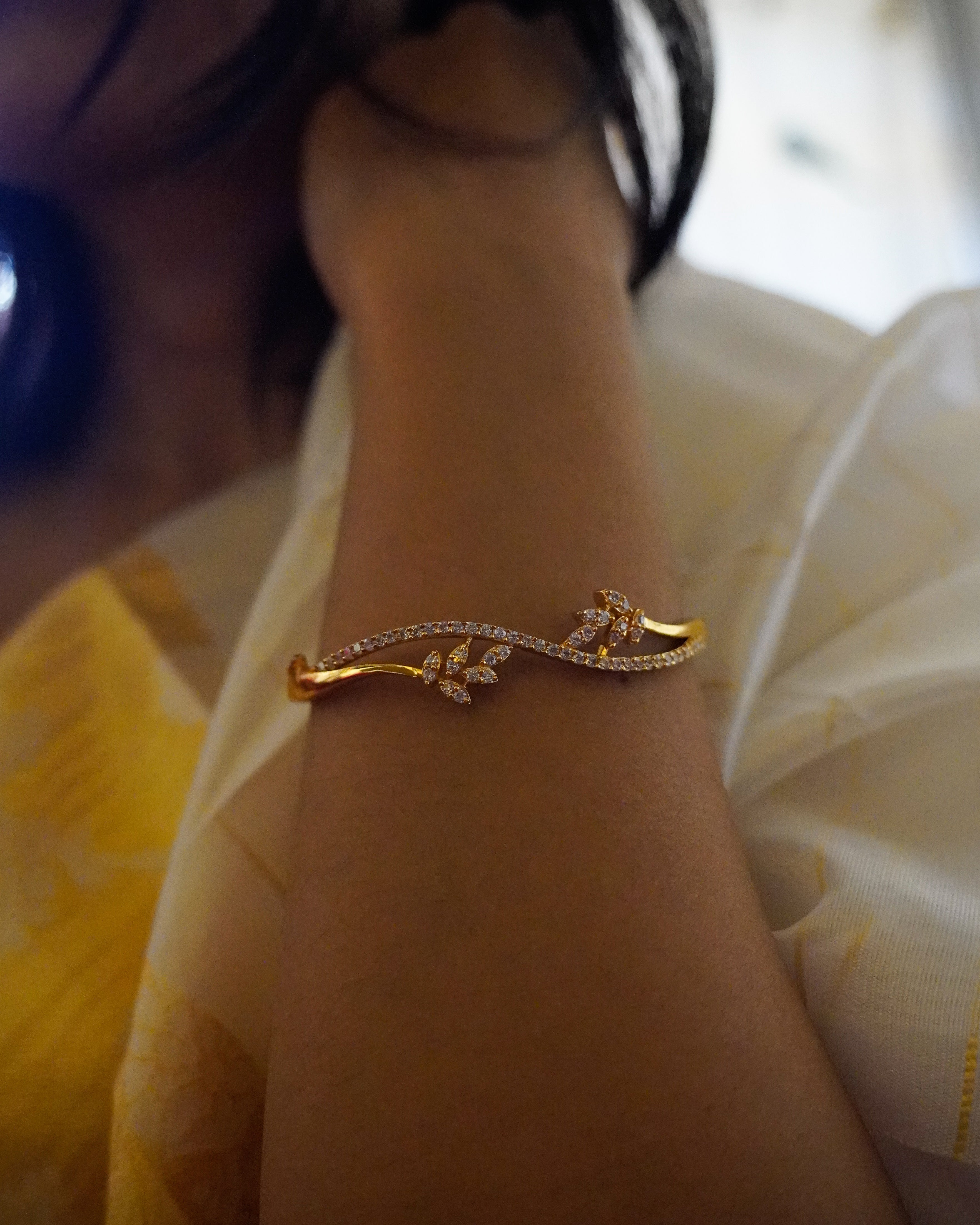 ORO-Sparkling Elegance Cz Studded Flower Bracelet