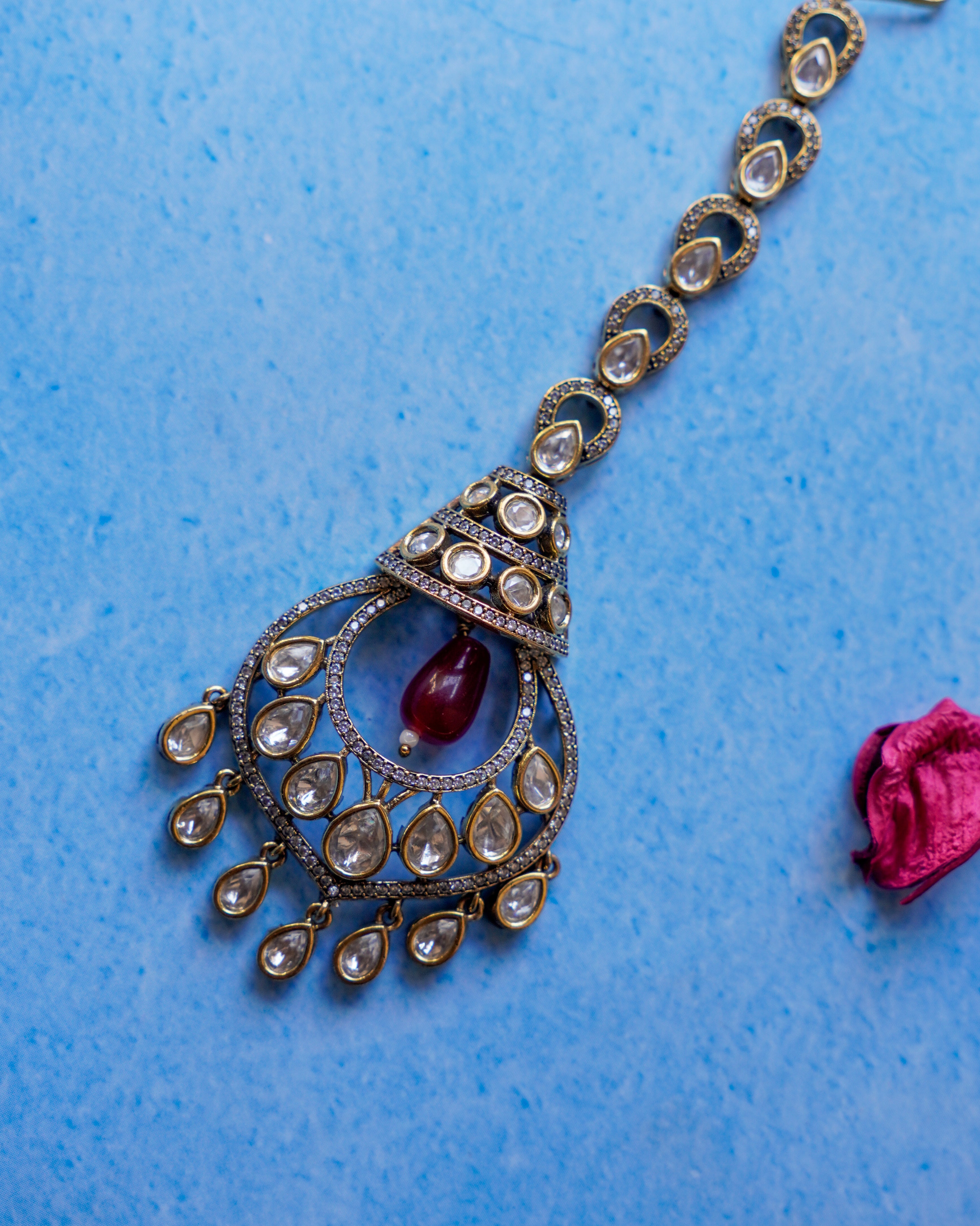 ROOP- Radiant Regal Maang Tikka