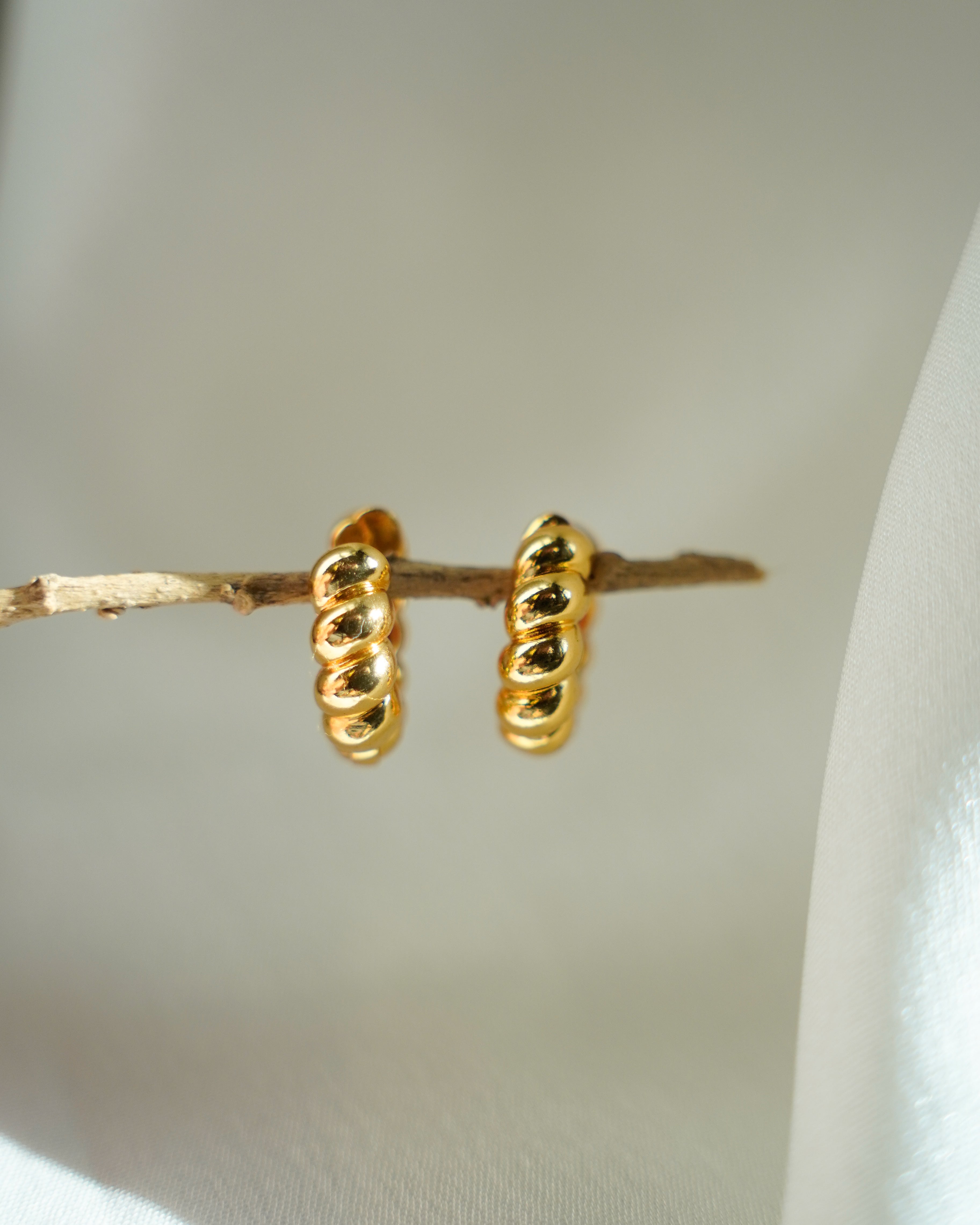 FLORA-Minimal Gold Hoop Earrings for Women | Everyday Lightweight Hoops