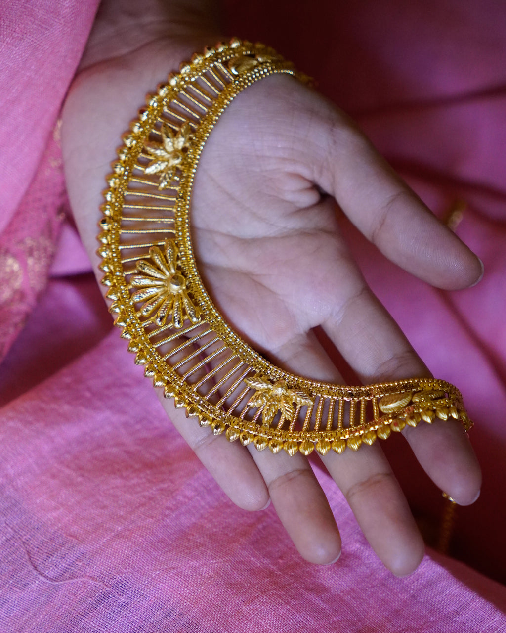 ORO-Mesmerizing Floral Gold Necklace Set