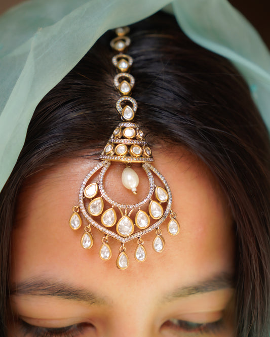 ROOP- Radiant Regal Maang Tikka