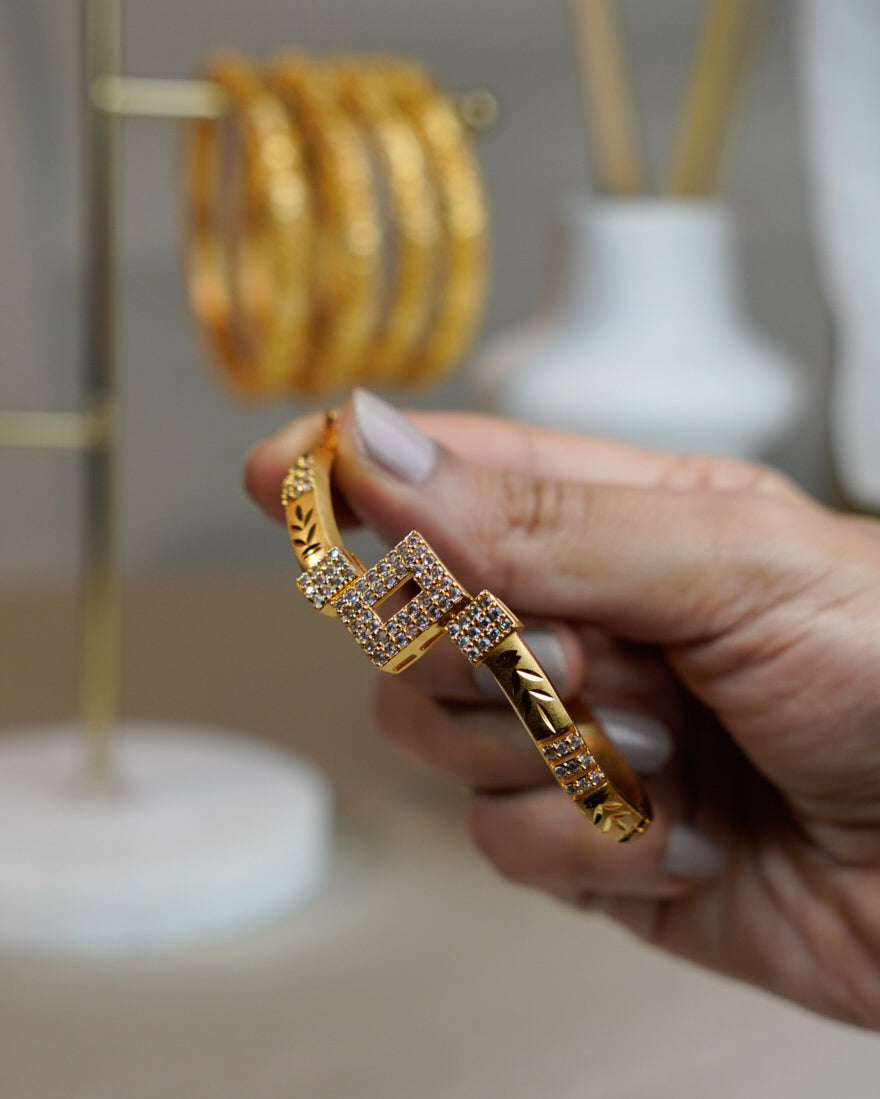 ORO- Exquisite Gold Bangle