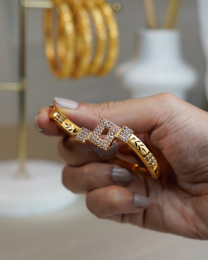 ORO- Exquisite Gold Bangle