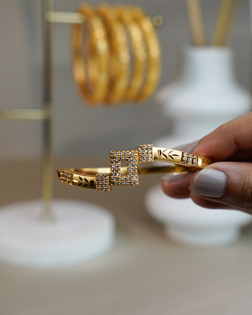 ORO- Exquisite Gold Bangle