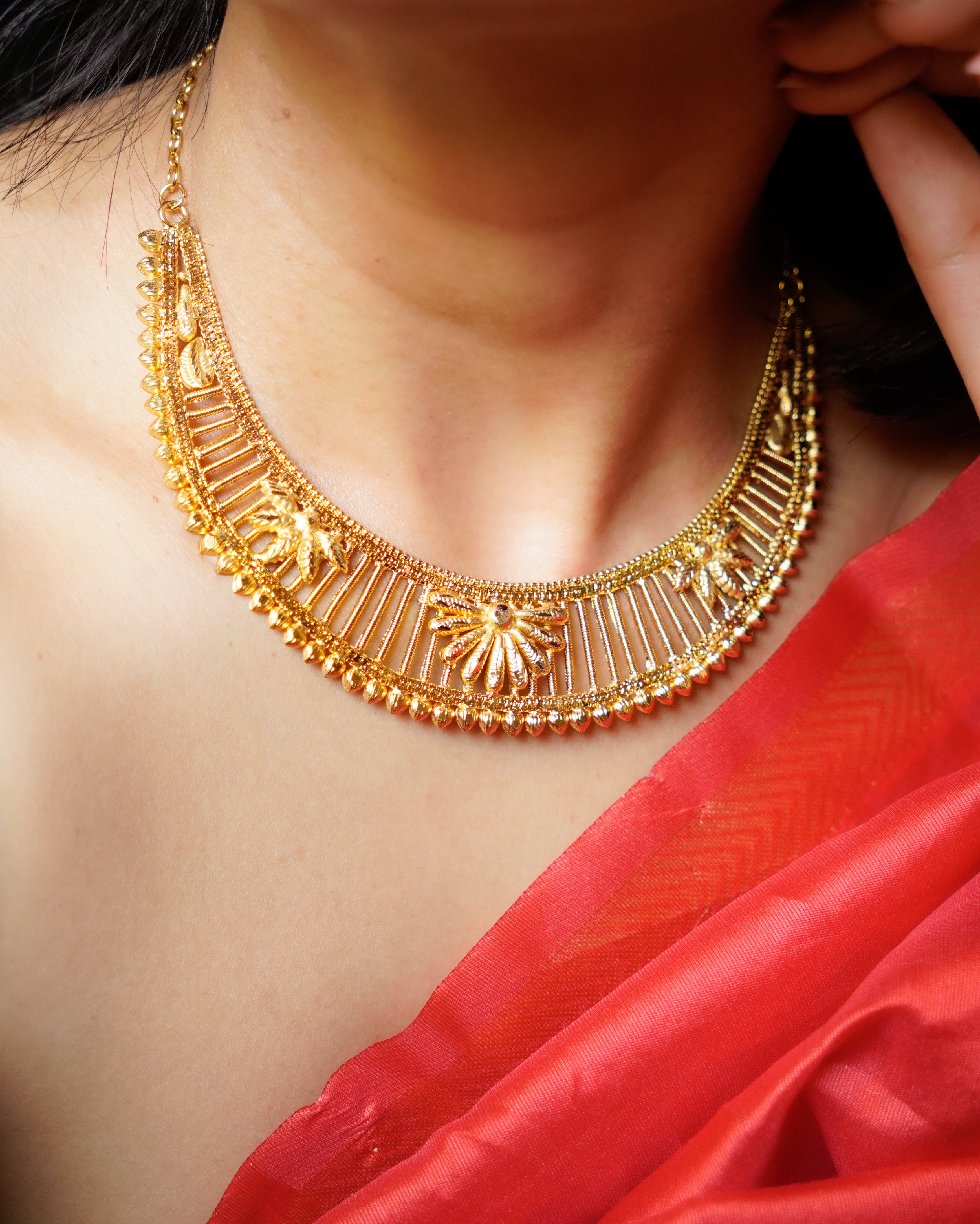 ORO-Mesmerizing Floral Gold Necklace Set