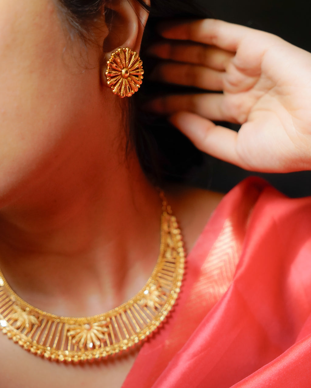 ORO-Mesmerizing Floral Gold Necklace Set