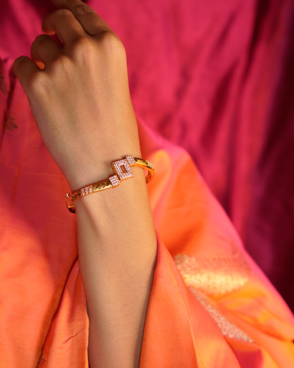 ORO- Exquisite Gold Bangle