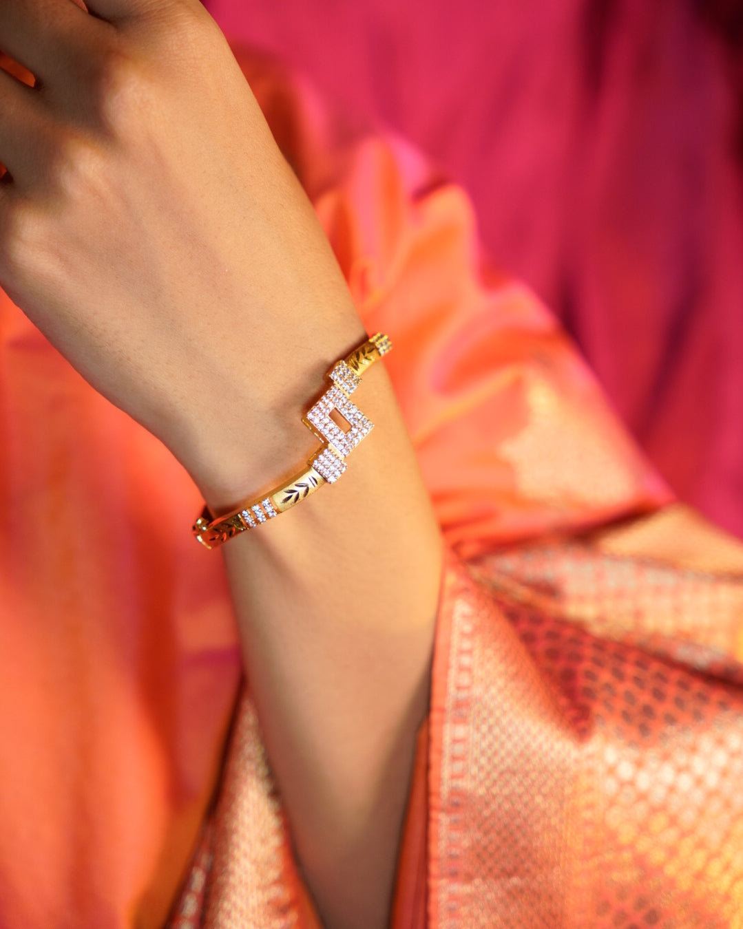 ORO- Exquisite Gold Bangle