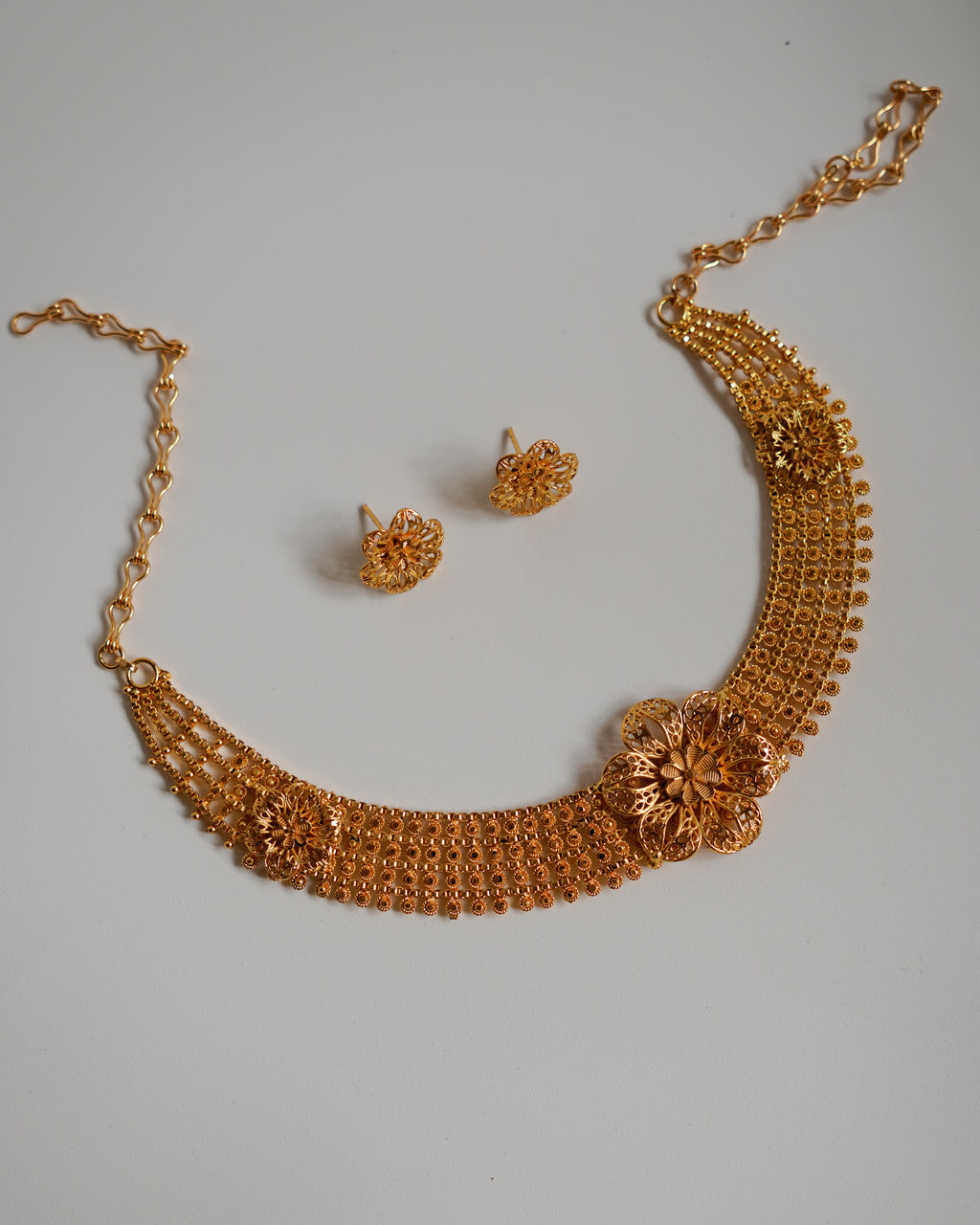 ORO- Gold Flower Necklace with Earrings