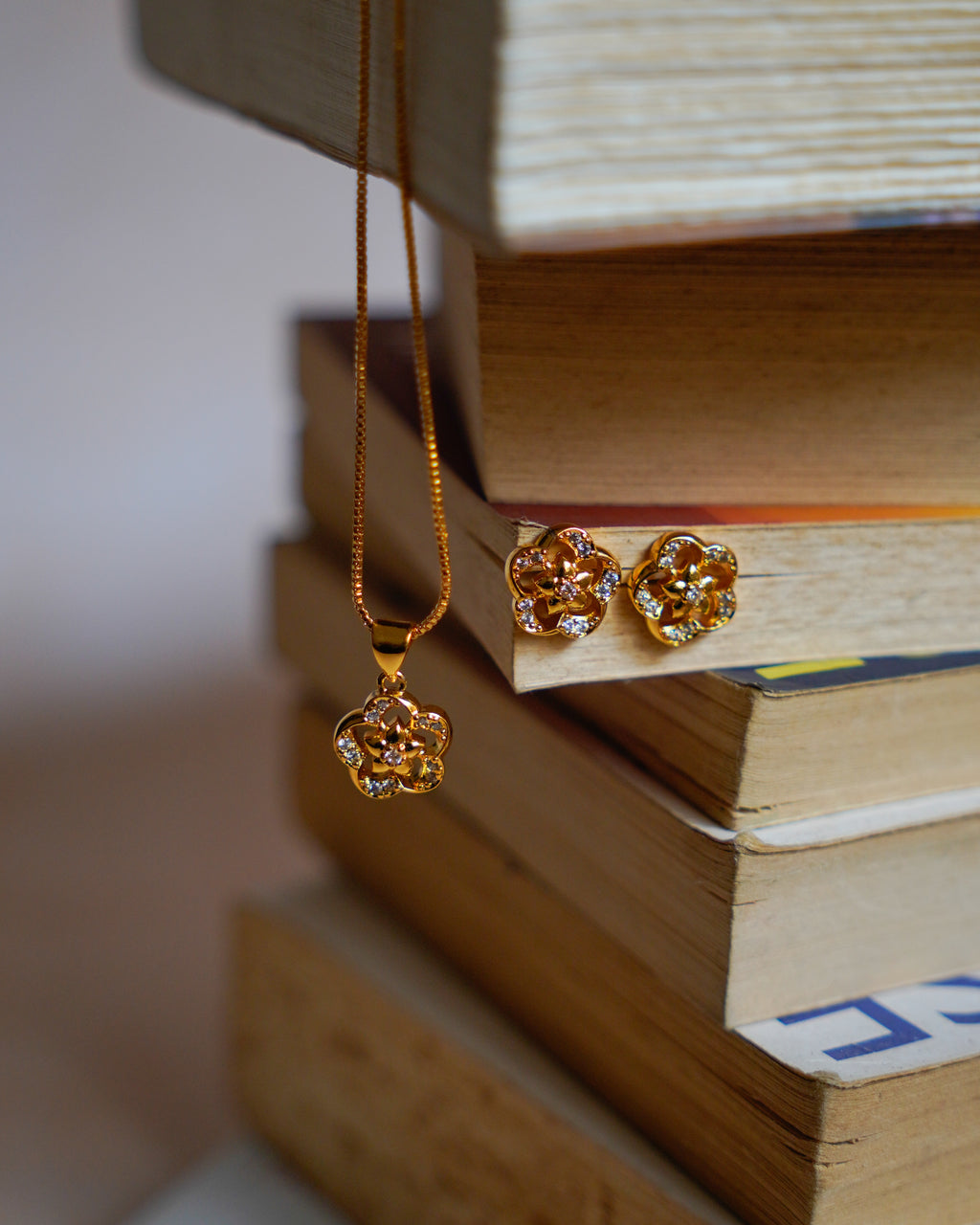 ORO- Pretty Flower Gold Plated Pendant Set