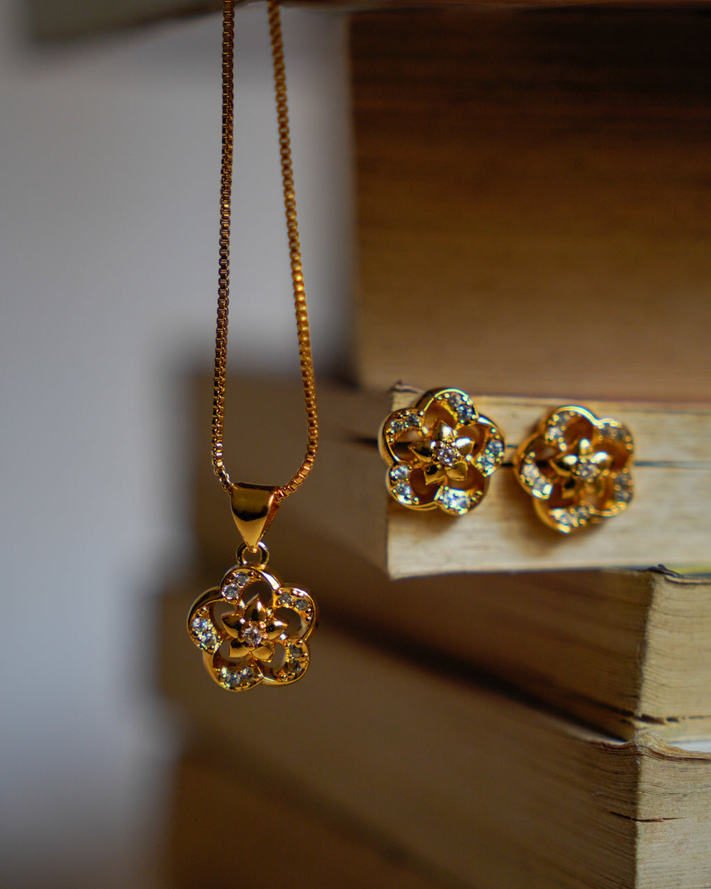 ORO- Pretty Flower Gold Plated Pendant Set