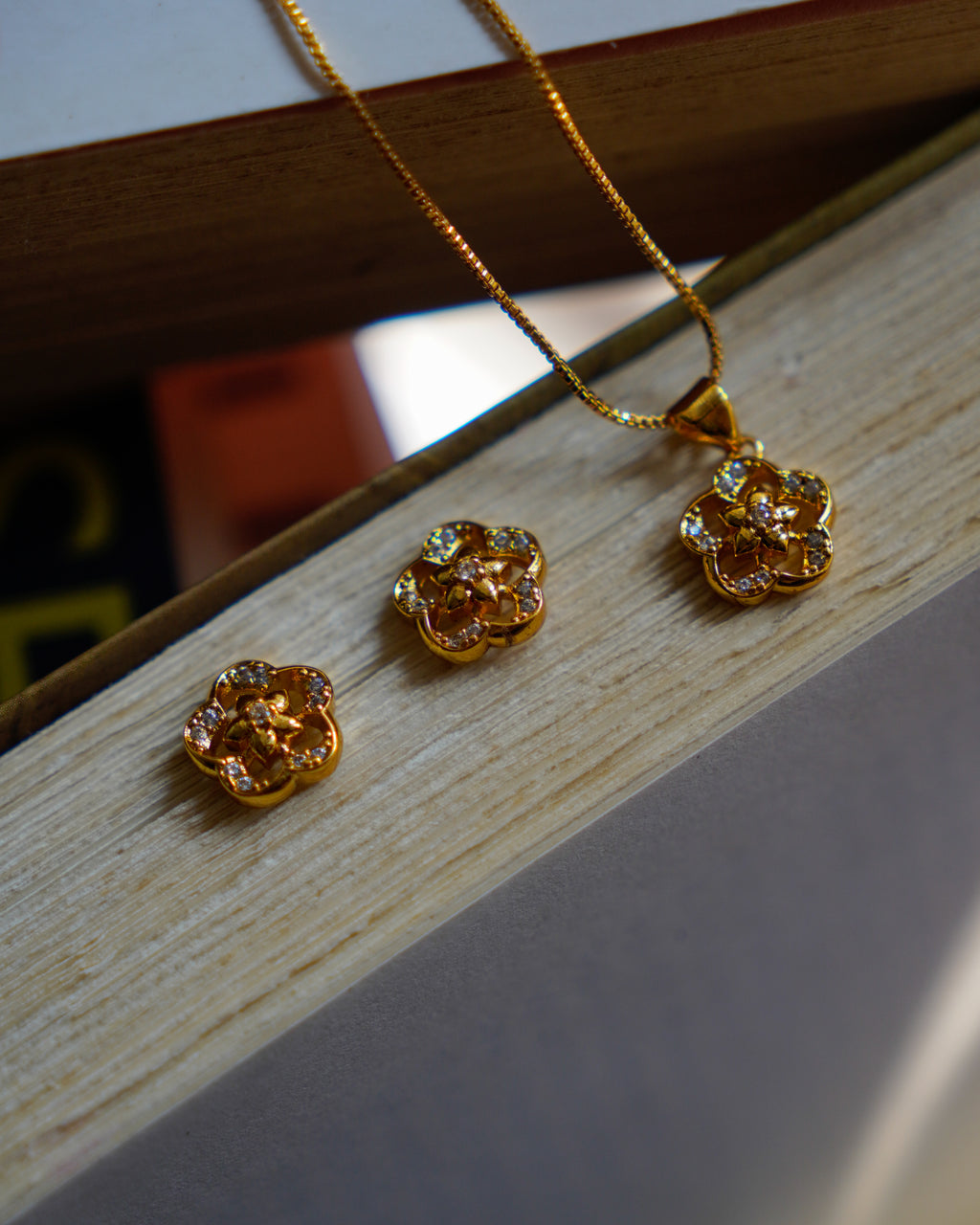 ORO- Pretty Flower Gold Plated Pendant Set
