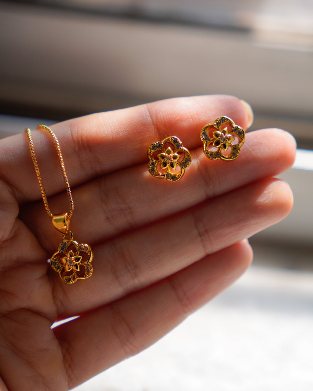 ORO- Pretty Flower Gold Plated Pendant Set
