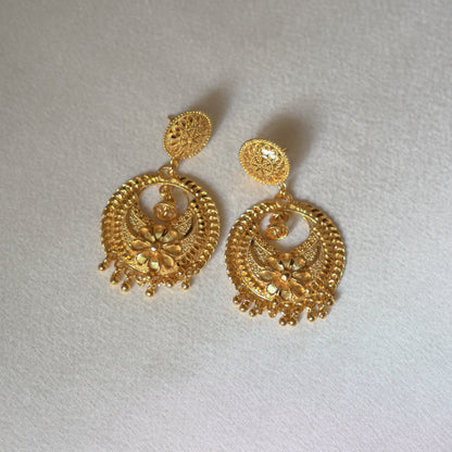 ORO-Gleaming Gold Chandbali Earrings