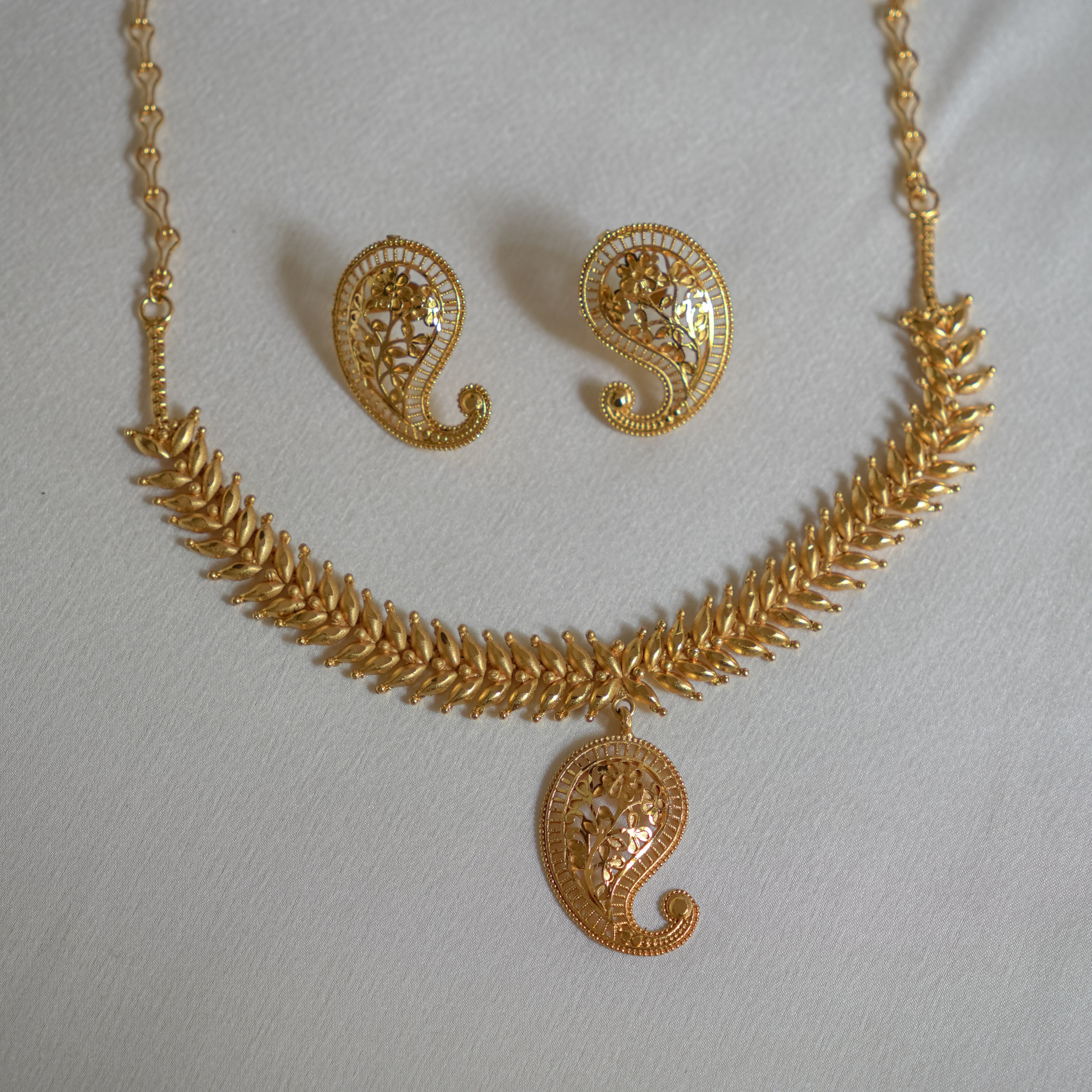 ORO-Splendid Intricate Gold Necklace Set